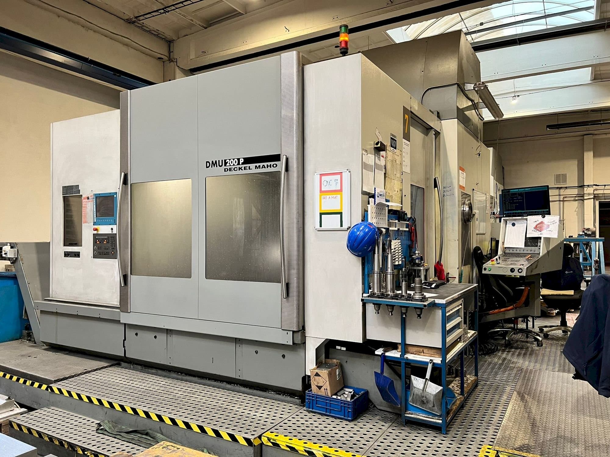 Prikaz  stroja DECKEL MAHO DMU 200P  sprijeda