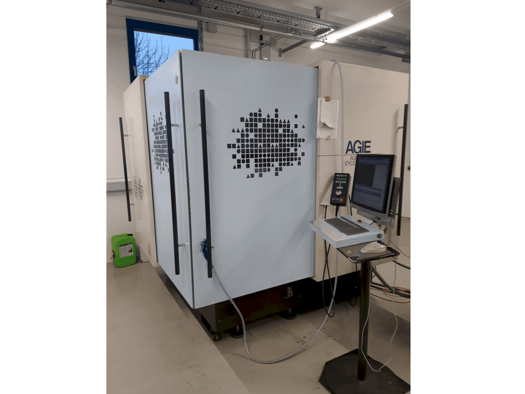 Prikaz  stroja AGIE Agiecut Excellence 2F  sprijeda