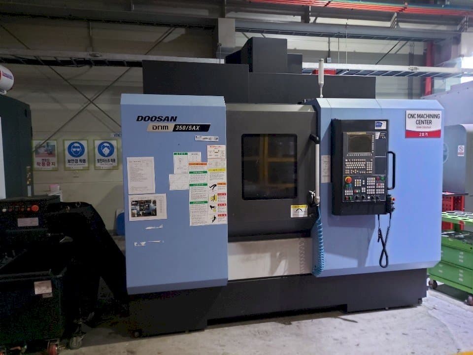 Prikaz  stroja Doosan DNM350/5AX  sprijeda
