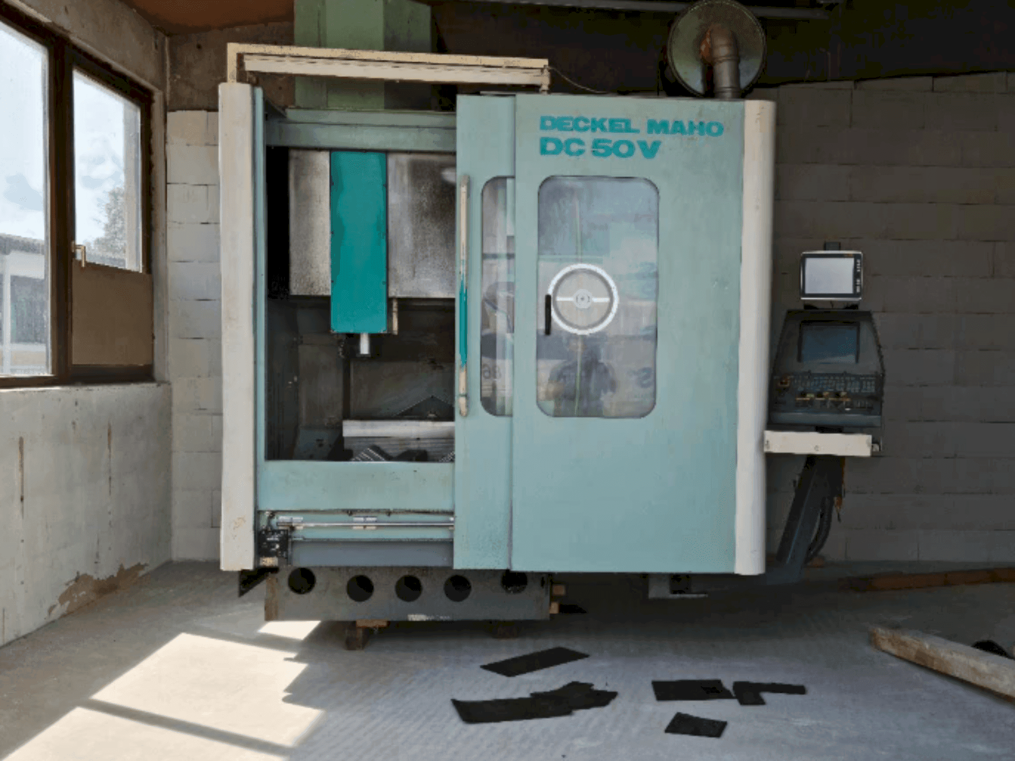 Prikaz  stroja DECKEL MAHO DC 50 V  sprijeda