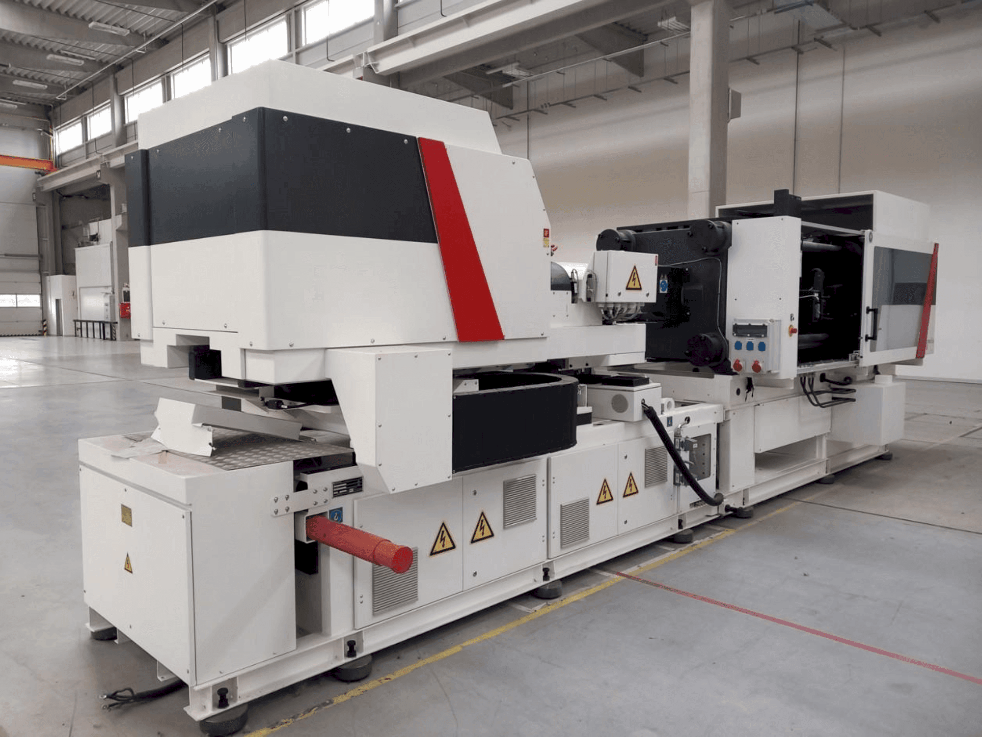 Prikaz  stroja Milacron Elektron Evo 350  sprijeda