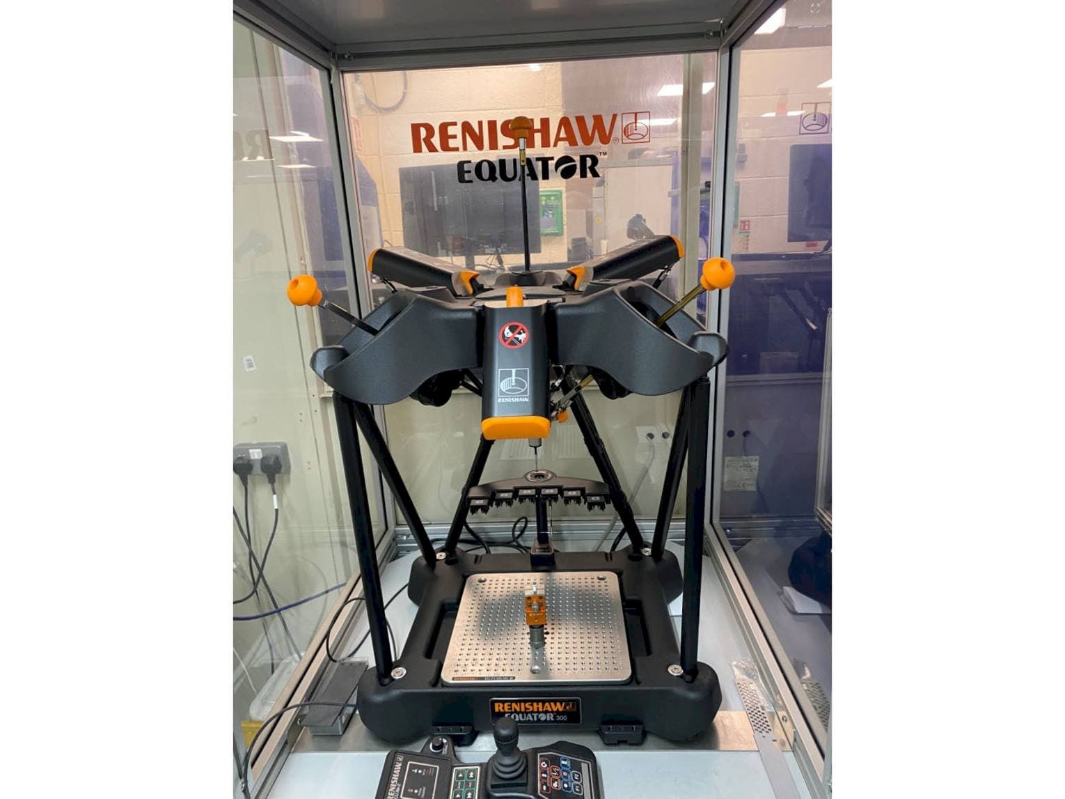 Prikaz  stroja RENISHAW Equator 300  sprijeda