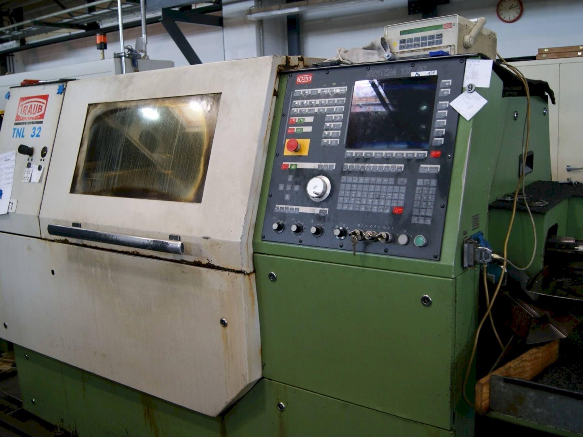 Prikaz  stroja TRAUB TNL 32G  sprijeda