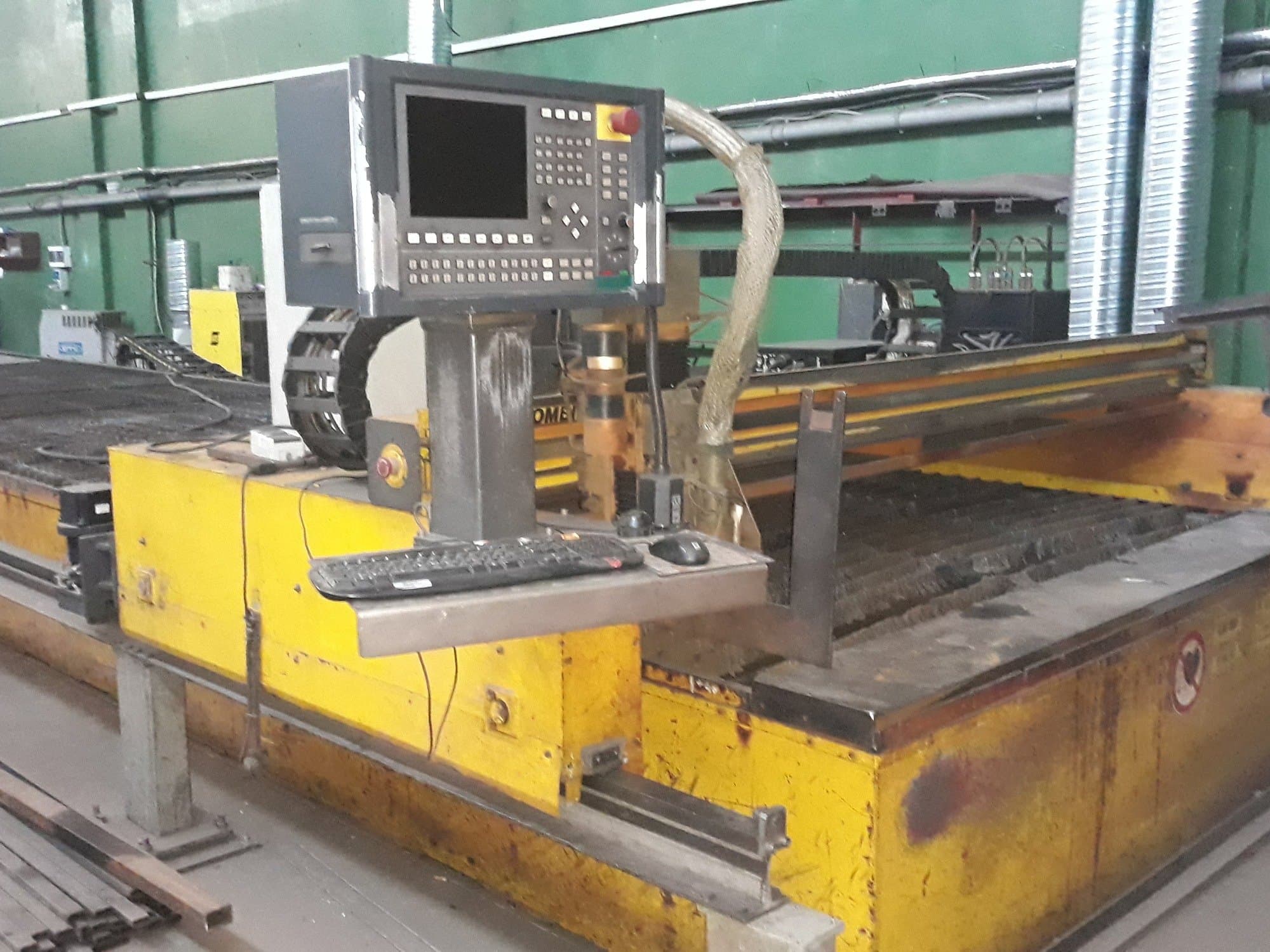 Prikaz  stroja ESAB CXD-P 3000  sprijeda