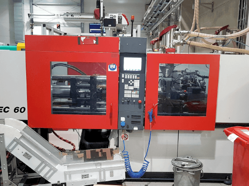 Prikaz  stroja FERROMATIK MILACRON 600-355 K-TEC  sprijeda