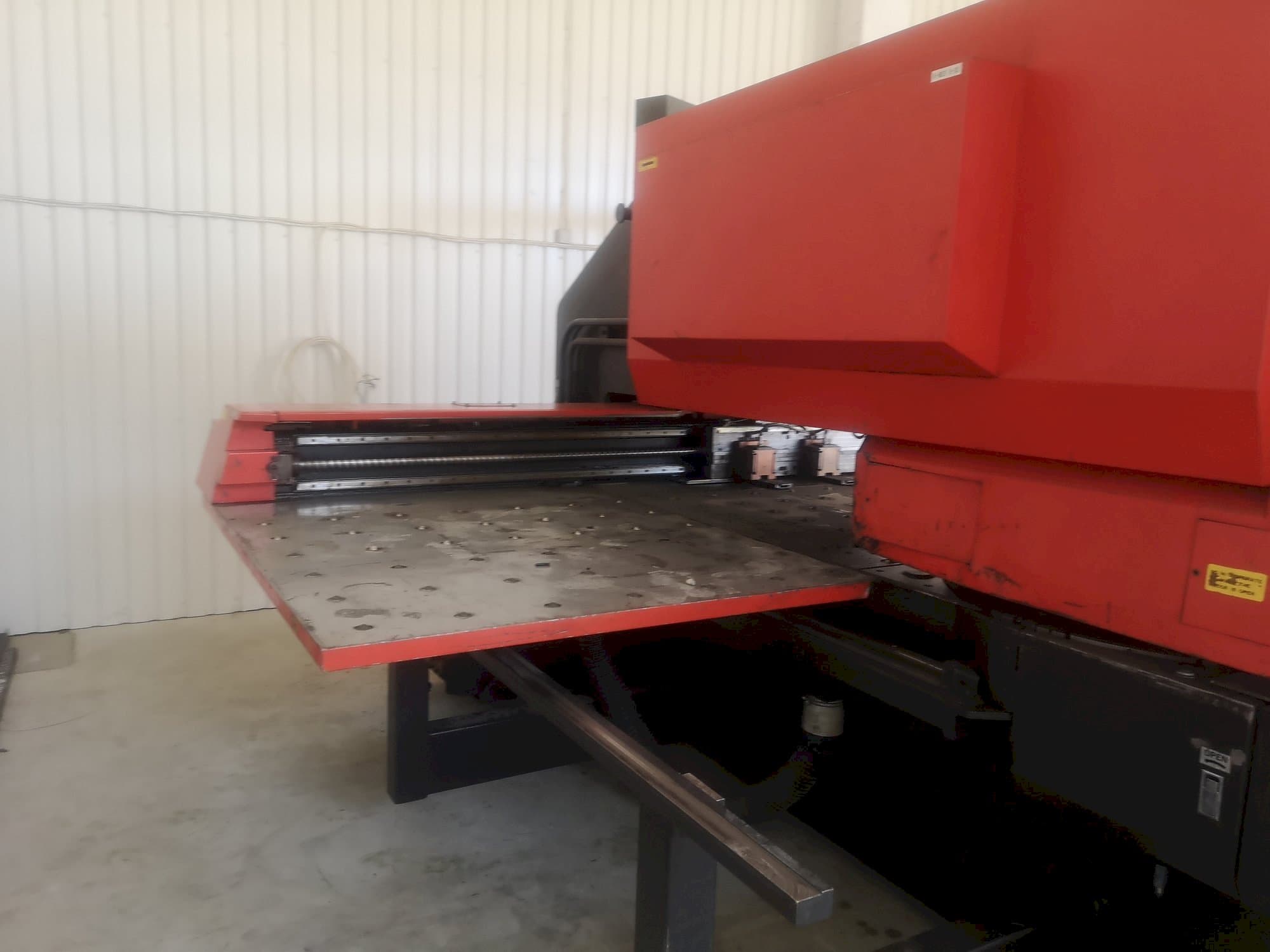 Prikaz  stroja AMADA   sprijeda