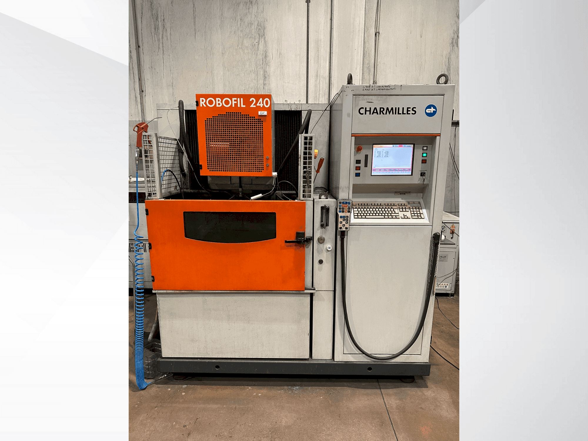 Prikaz  stroja CHARMILLES Robofil 240  sprijeda