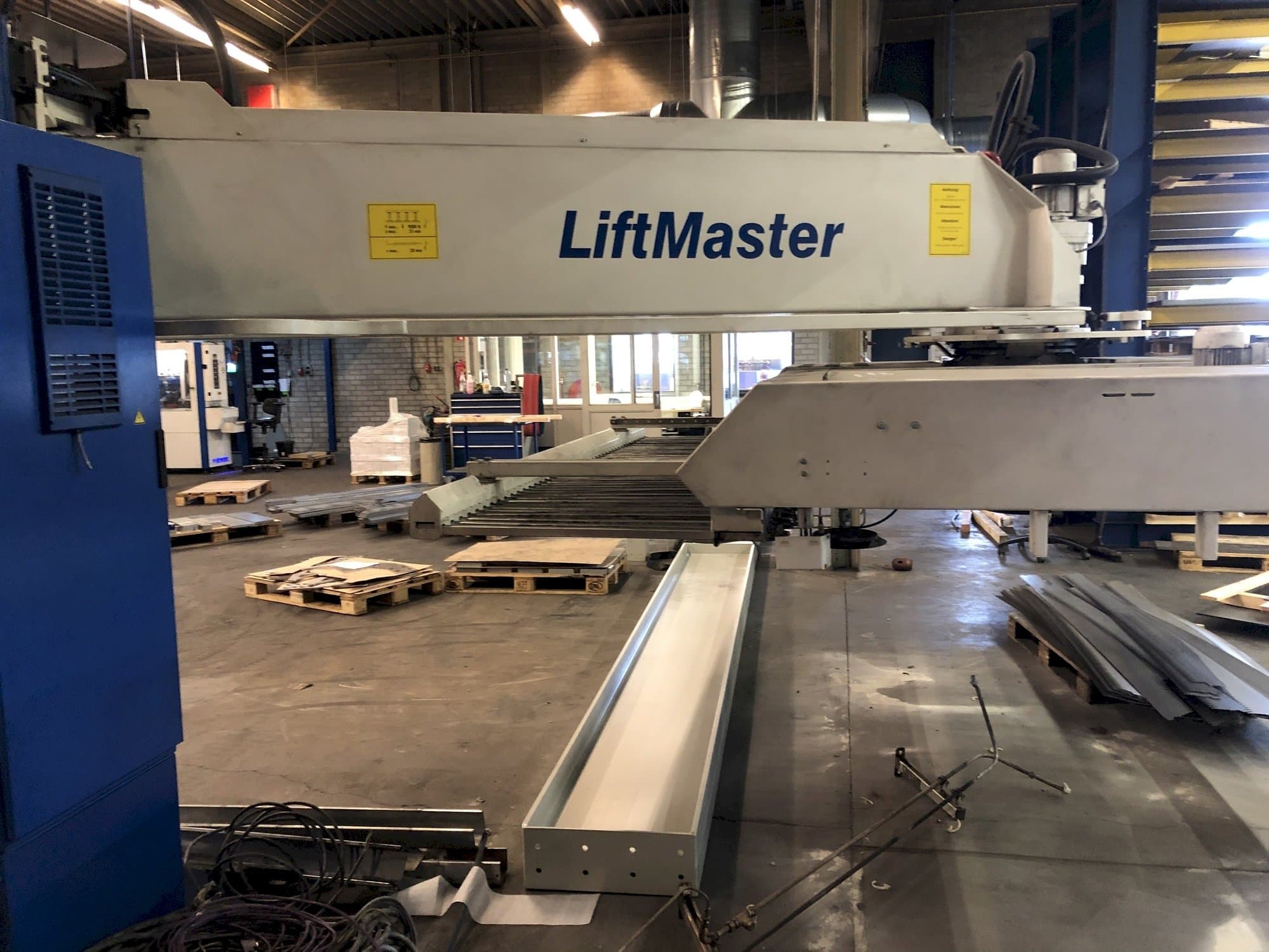 Prikaz  stroja Trumpf Liftmaster  sprijeda