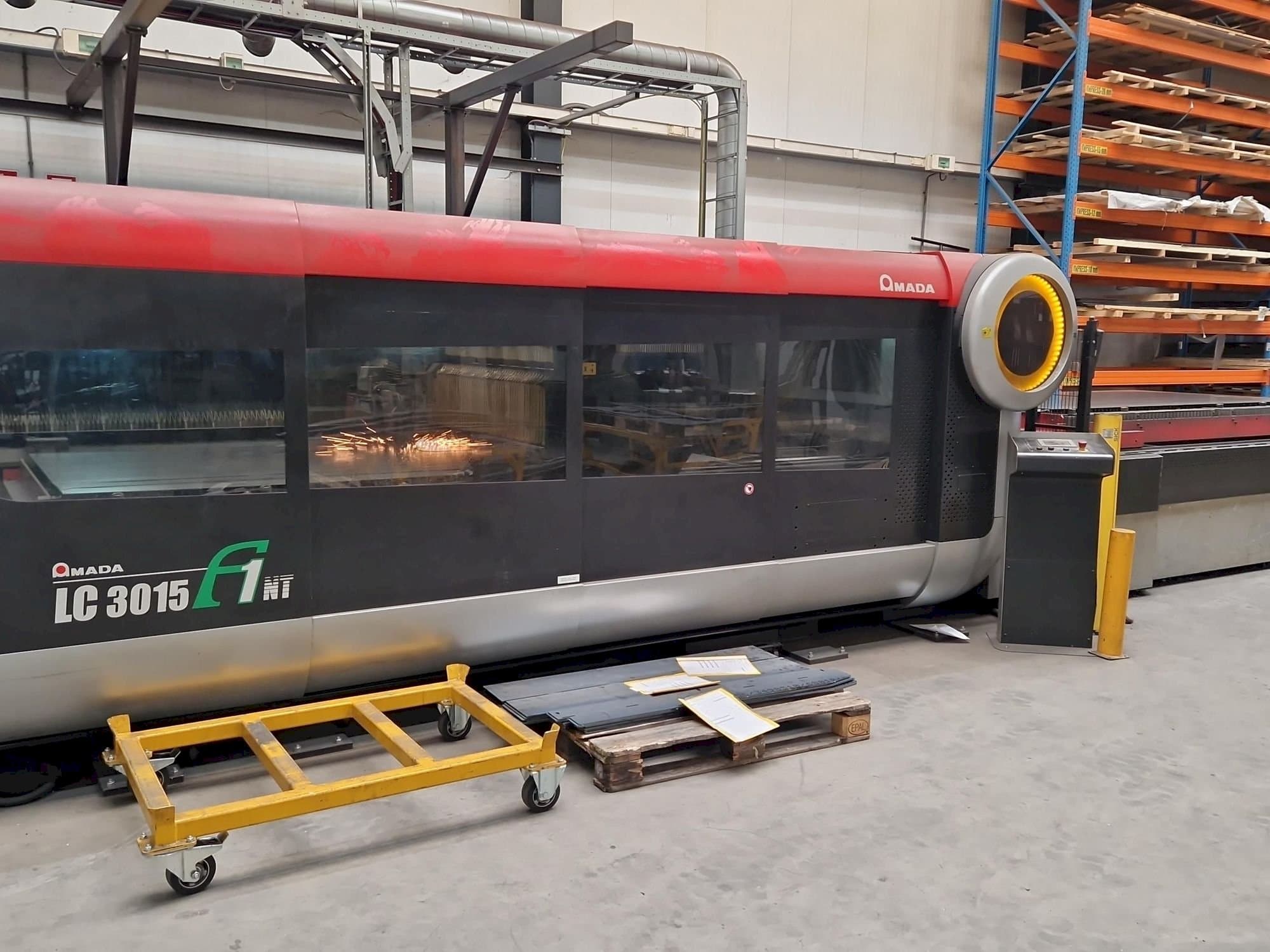 Prikaz  stroja AMADA LC3015 F1 NT  sprijeda