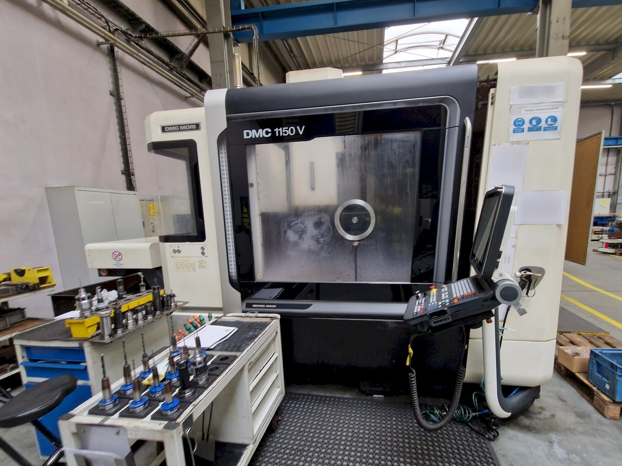 Prikaz  stroja DMG MORI DMC 1150 V  sprijeda