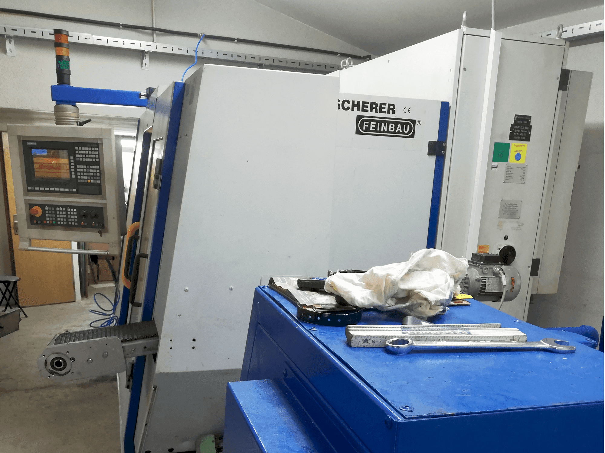 Prikaz  stroja Scherer - Feinbau CNC244/2  sprijeda