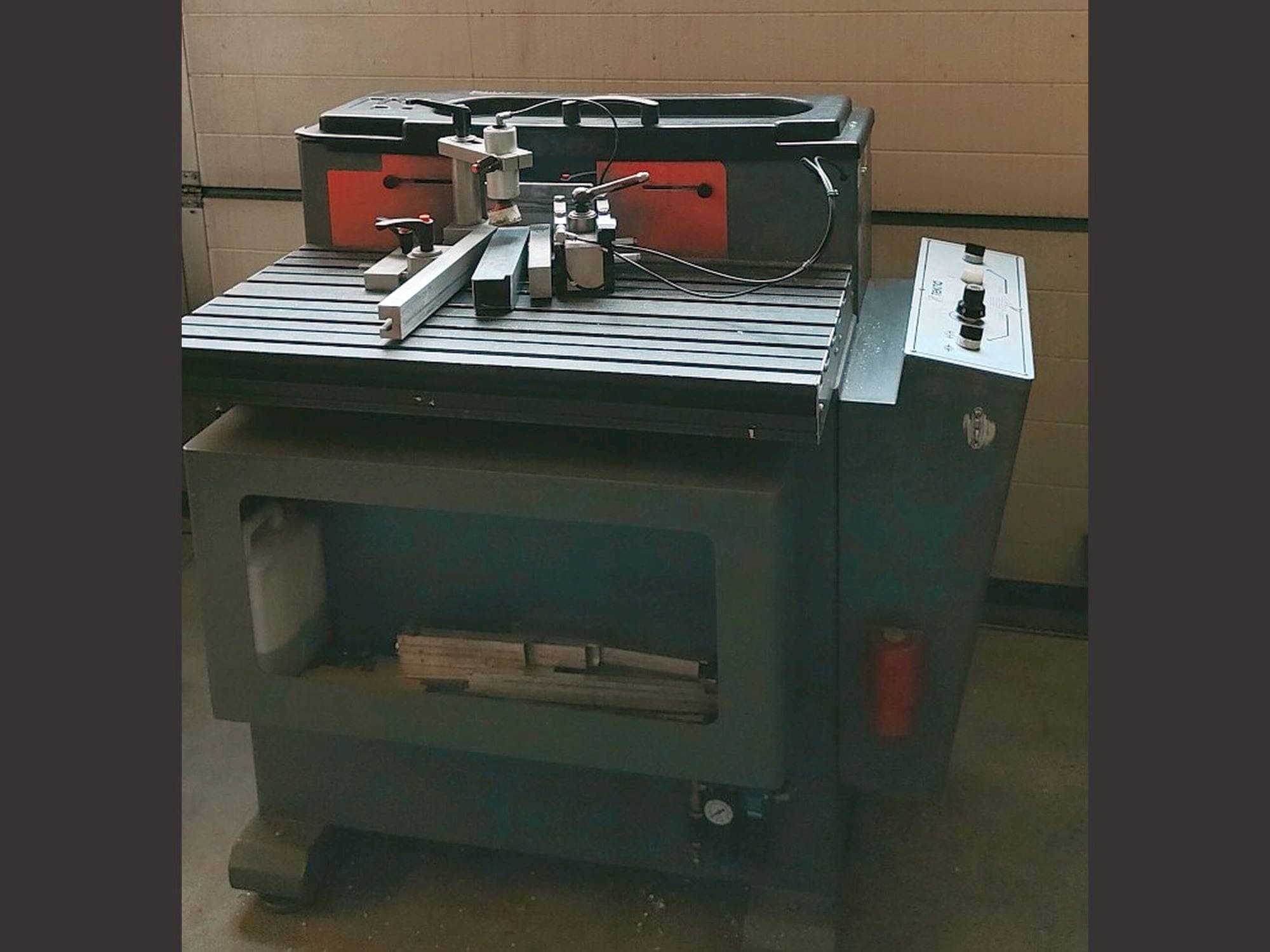 Prikaz lijeve strane  stroja Tekna TK661