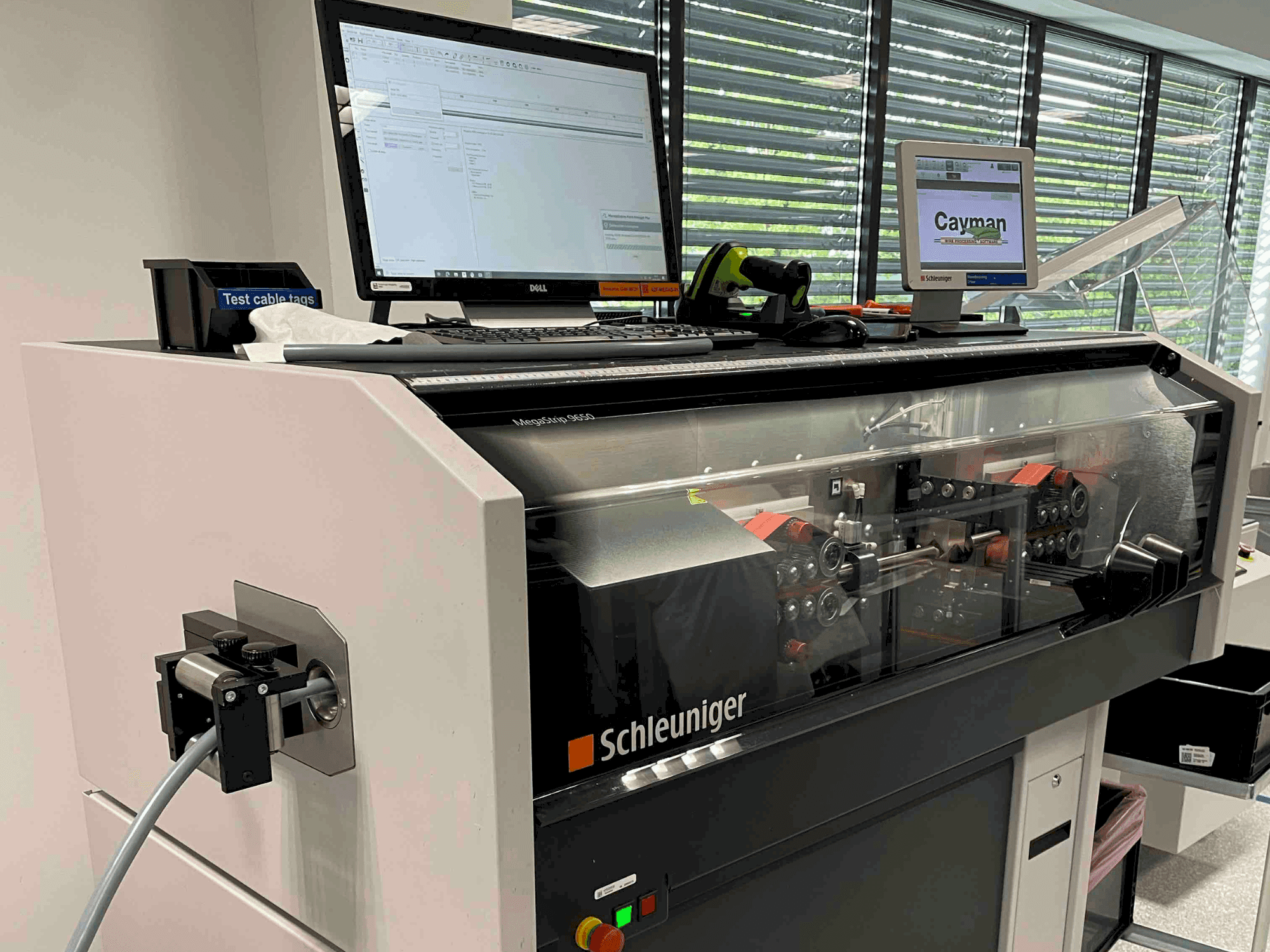 Prikaz  stroja Schleuniger MegaStrip 9650  sprijeda