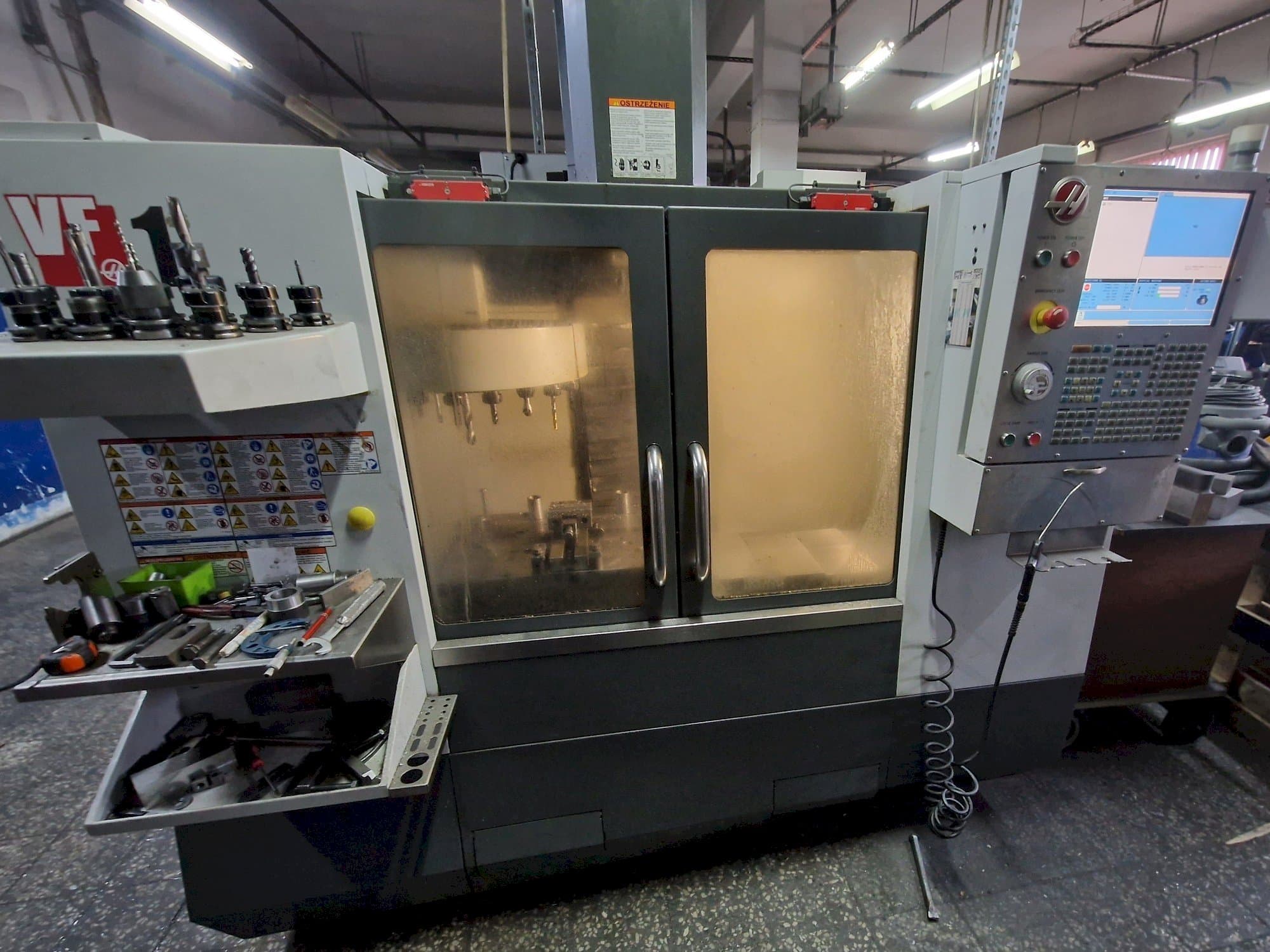 Prikaz  stroja HAAS VF-1  sprijeda
