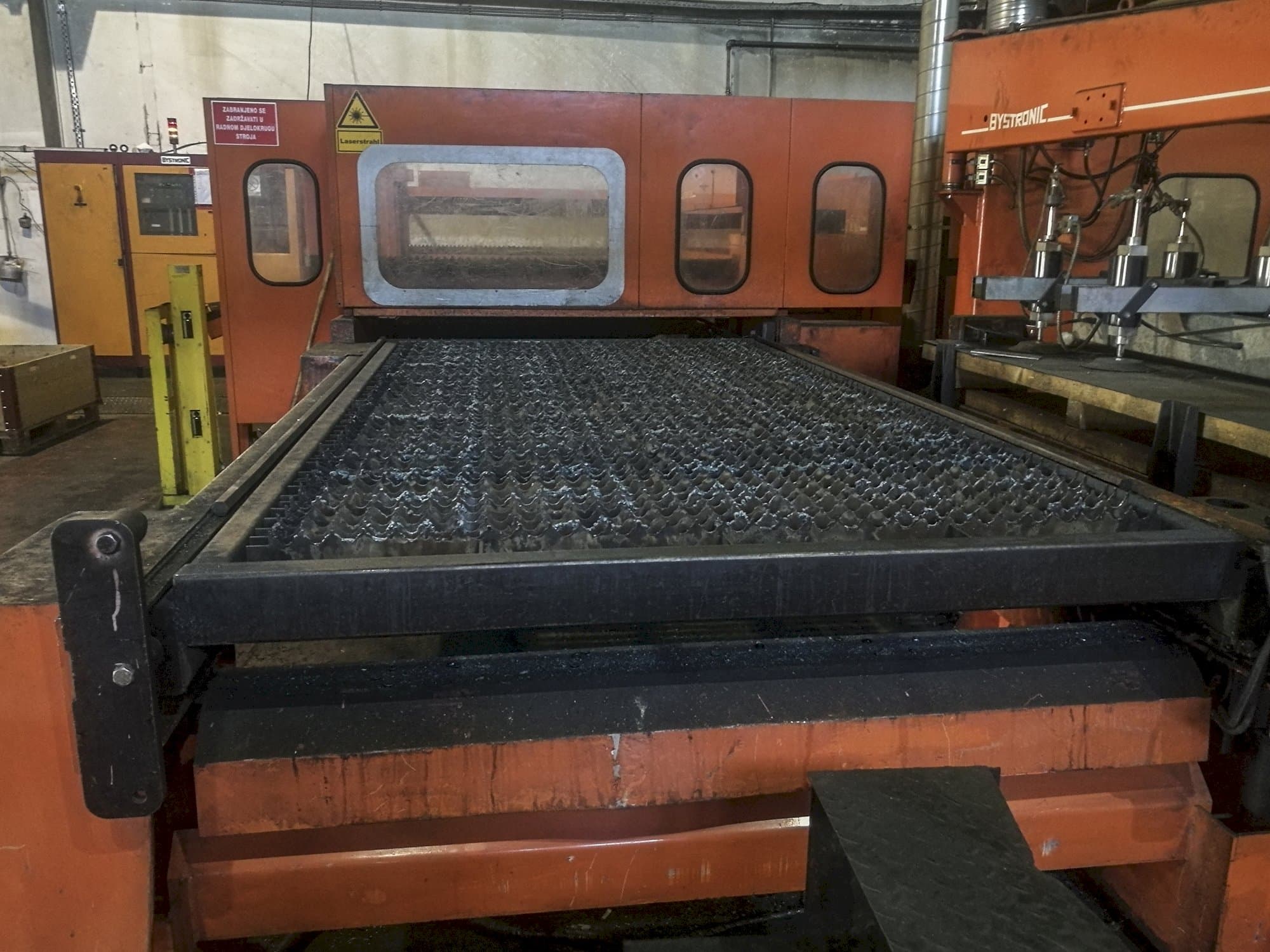 Prikaz  stroja Bystronic Bystar 3015 sprijeda