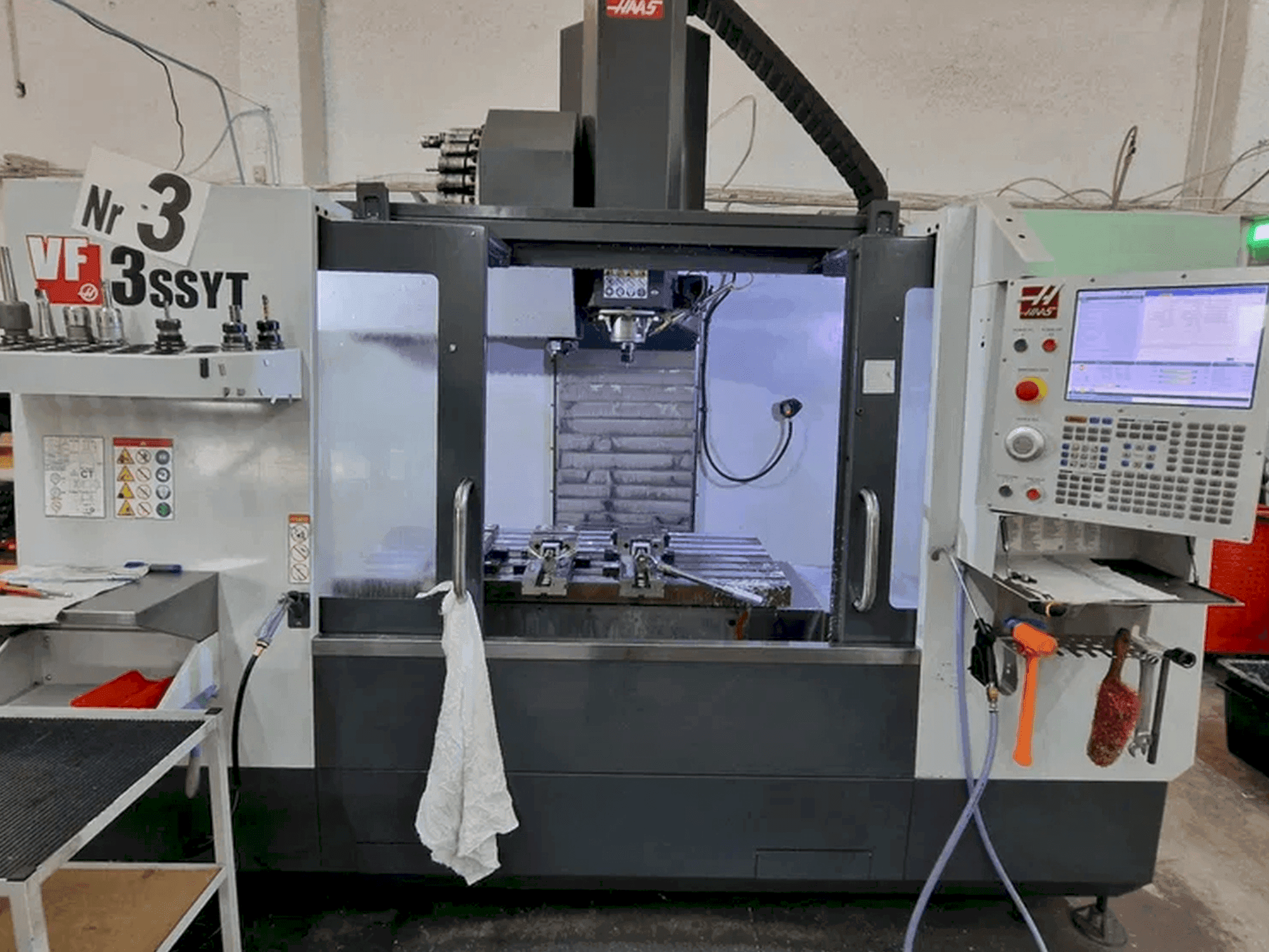 Prikaz  stroja HAAS VF-3 SSYT  sprijeda