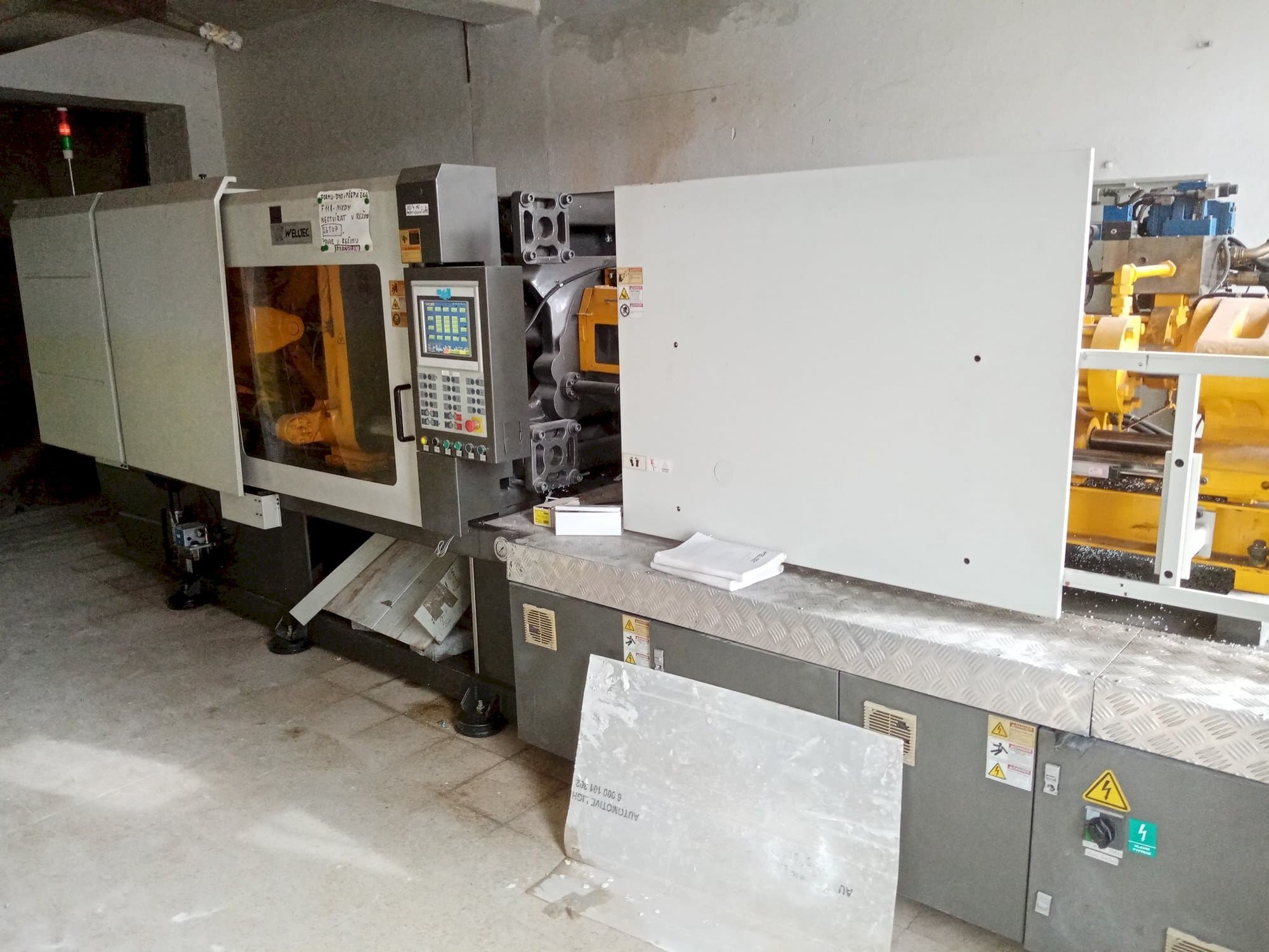 Prikaz  stroja Welltec 320F2  sprijeda