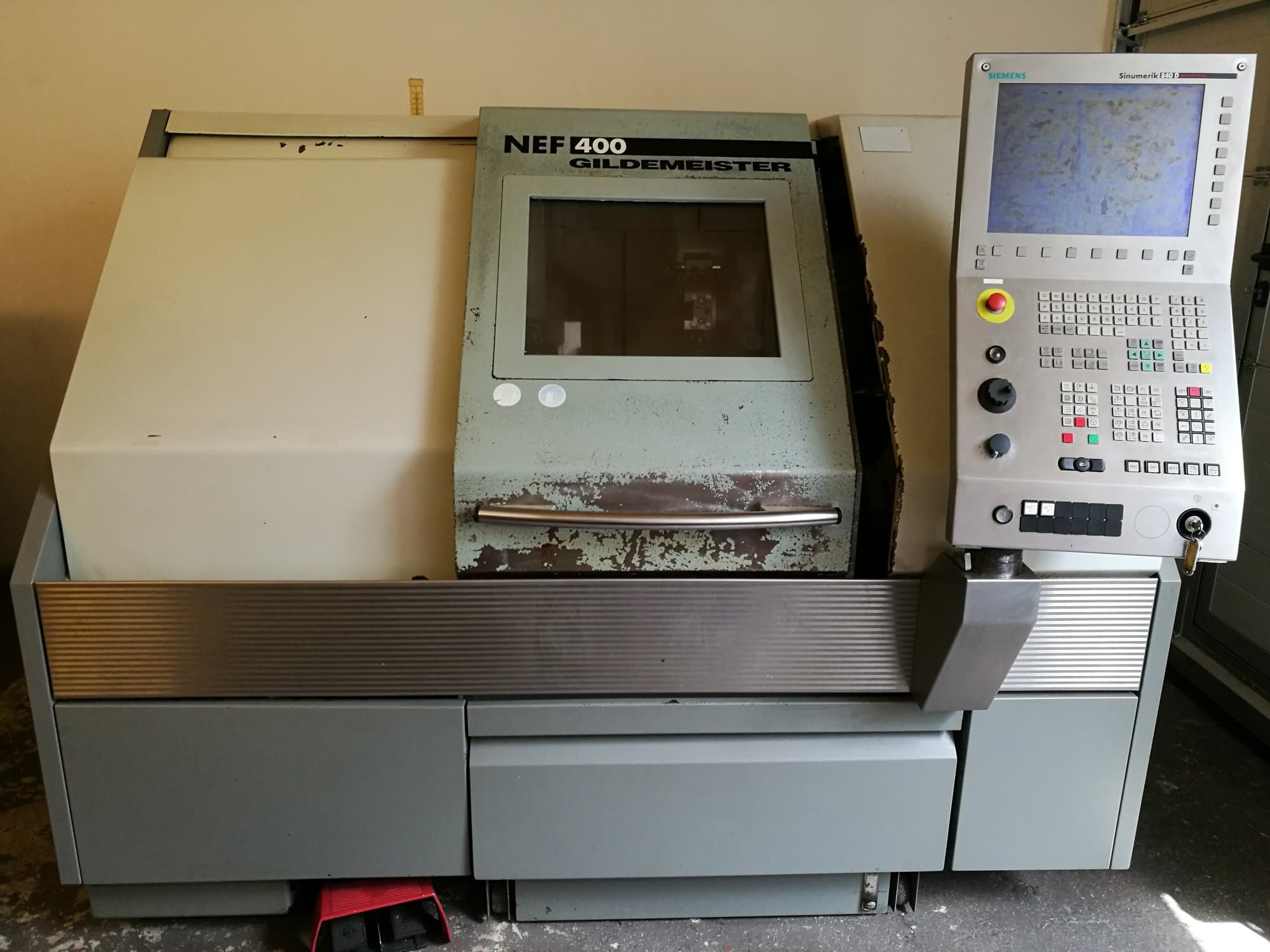 Prikaz  stroja Gildemeister NEF 400 sprijeda