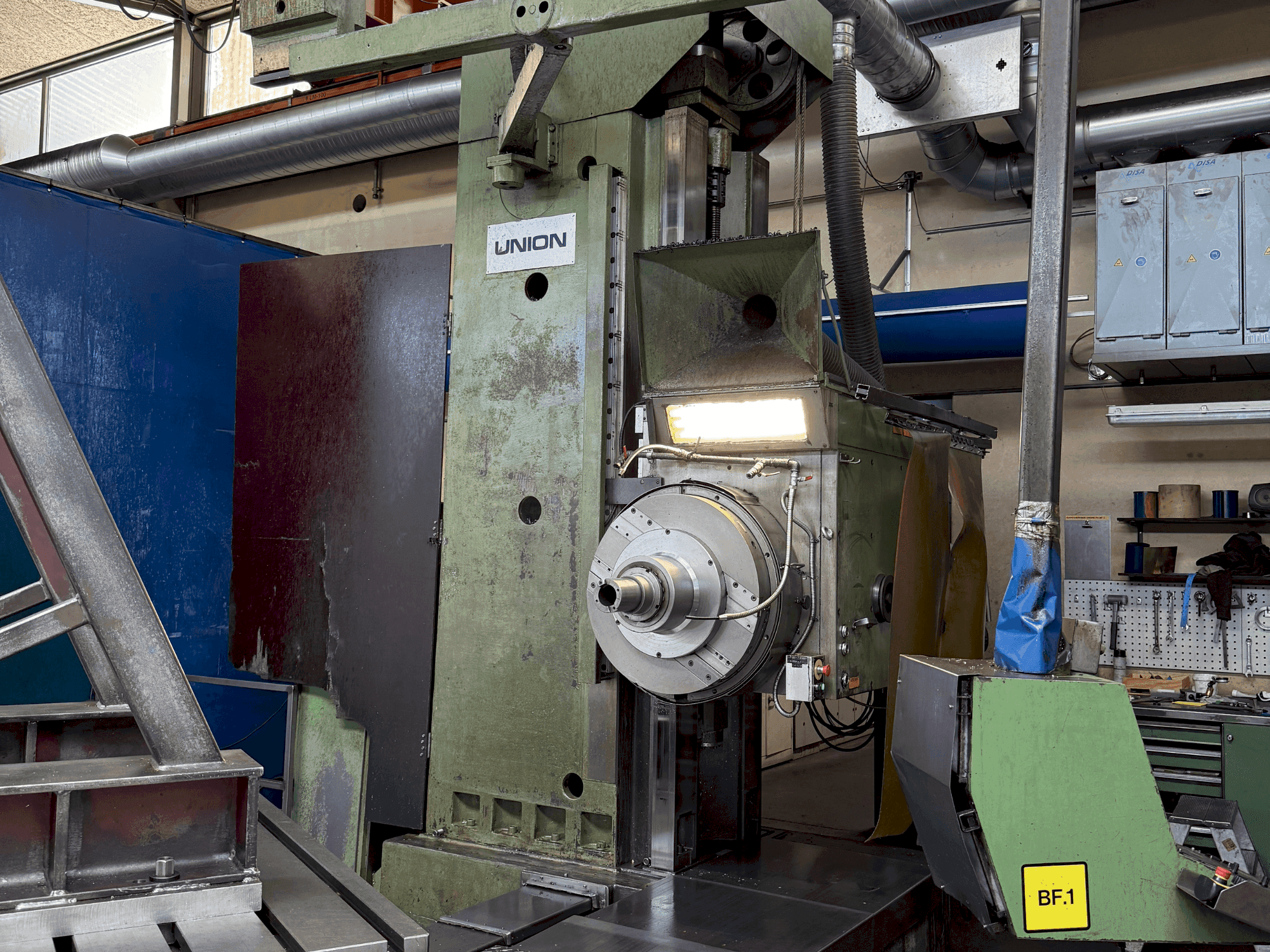 Prikaz  stroja UNION BTF 110  sprijeda