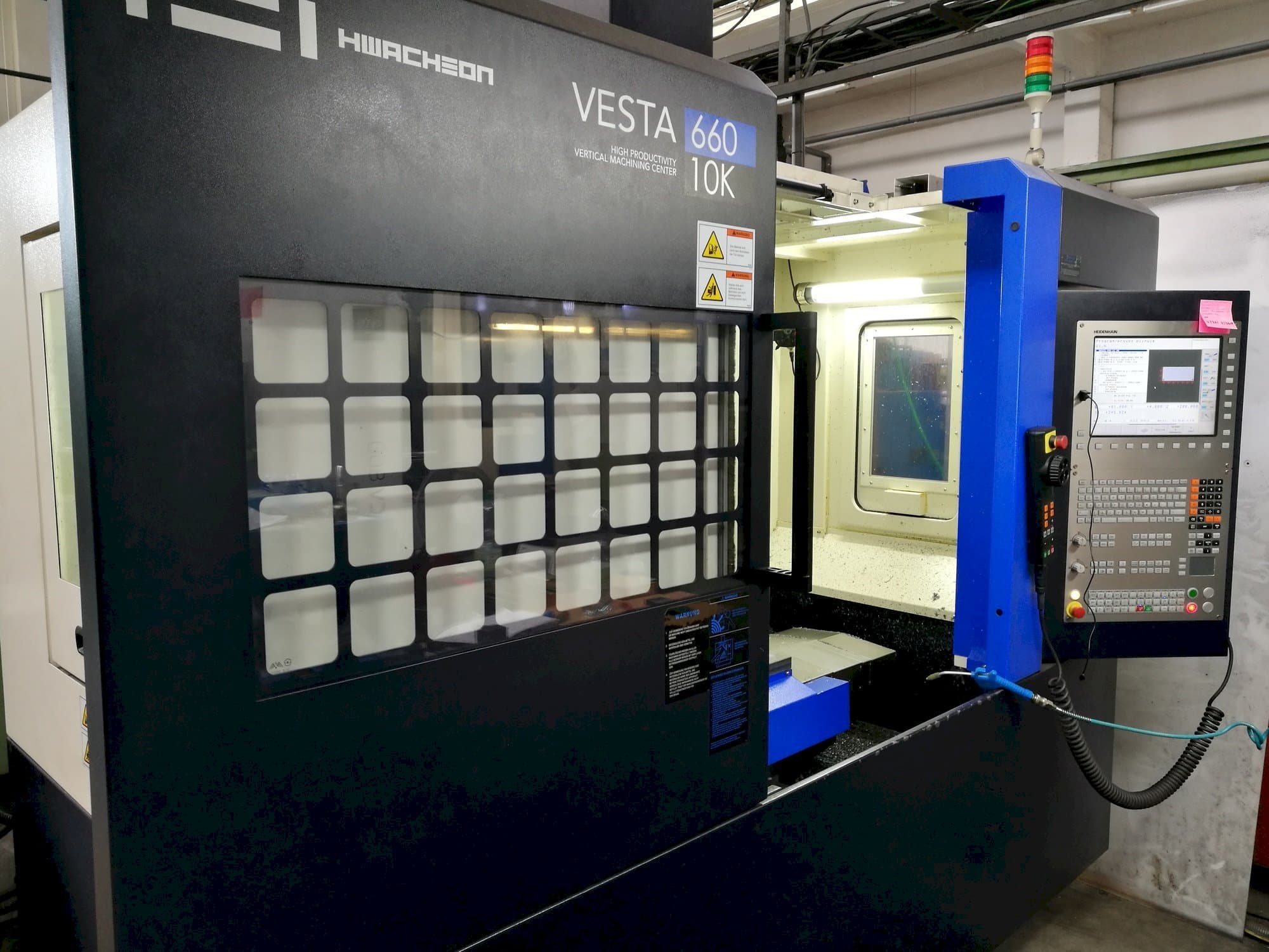 Prikaz  stroja HWACHEON Vesta-600  sprijeda