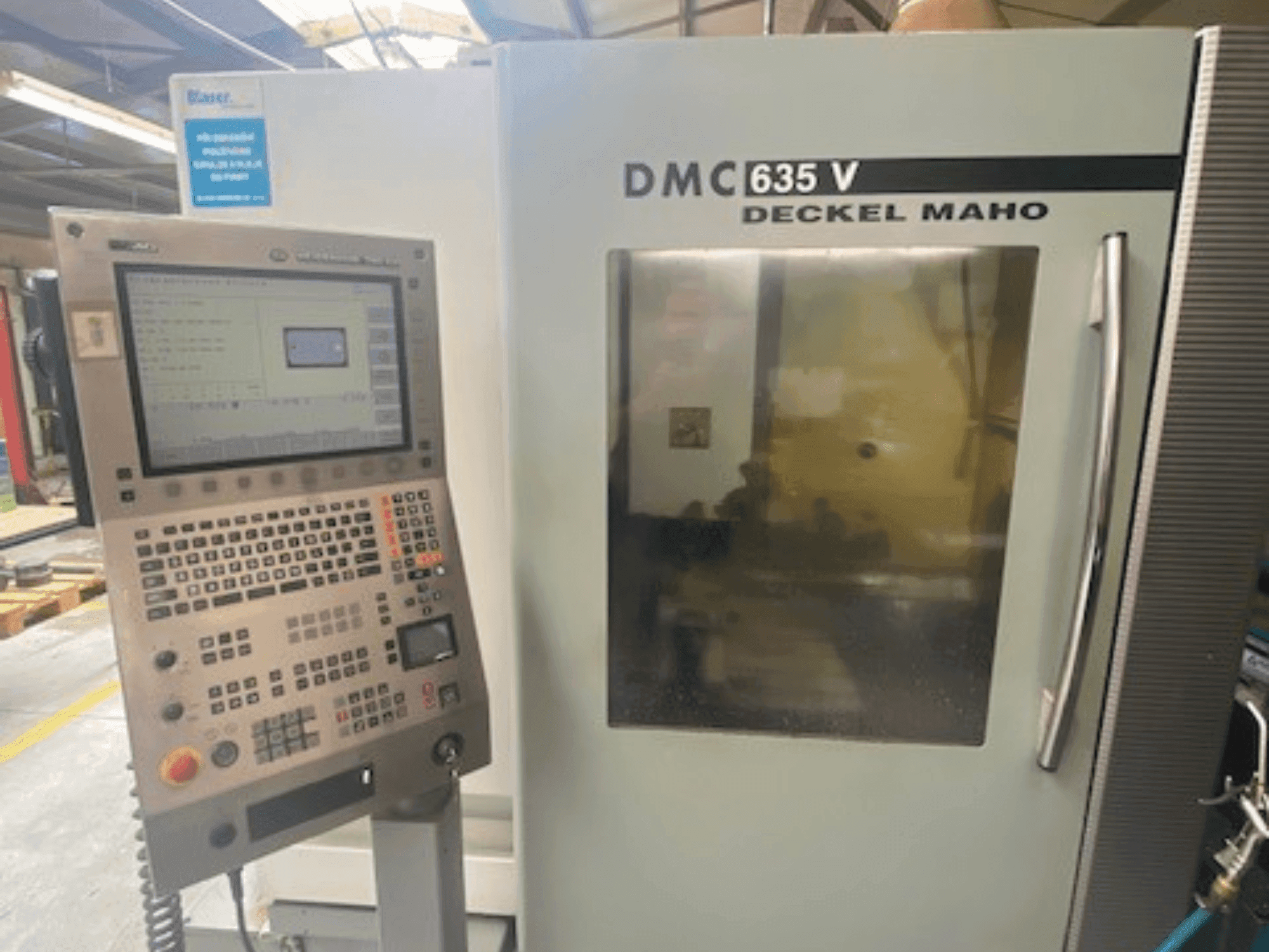 Prikaz  stroja DMG DECKEL MAHO DMC 635V  sprijeda