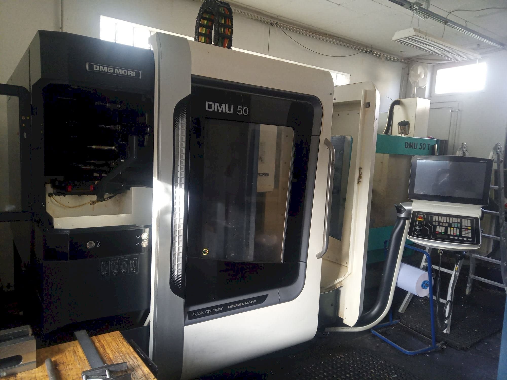 Prikaz  stroja DMG MORI DMU 50  sprijeda