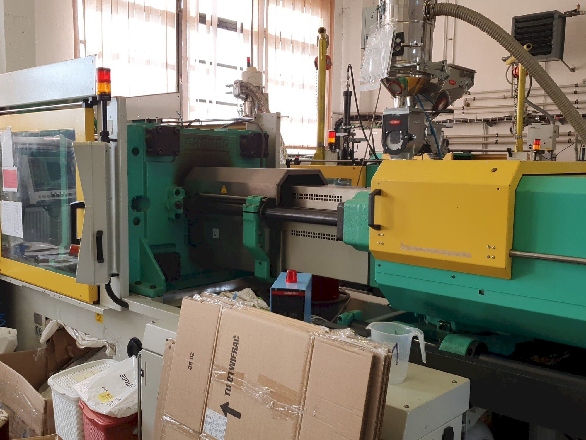 Prikaz  stroja Arburg 570C 2200 - 1300  sprijeda