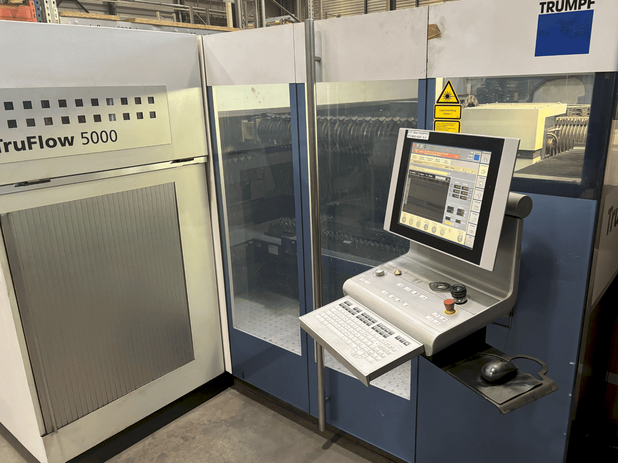 Prikaz  stroja TRUMPF TruLaser 3030  sprijeda