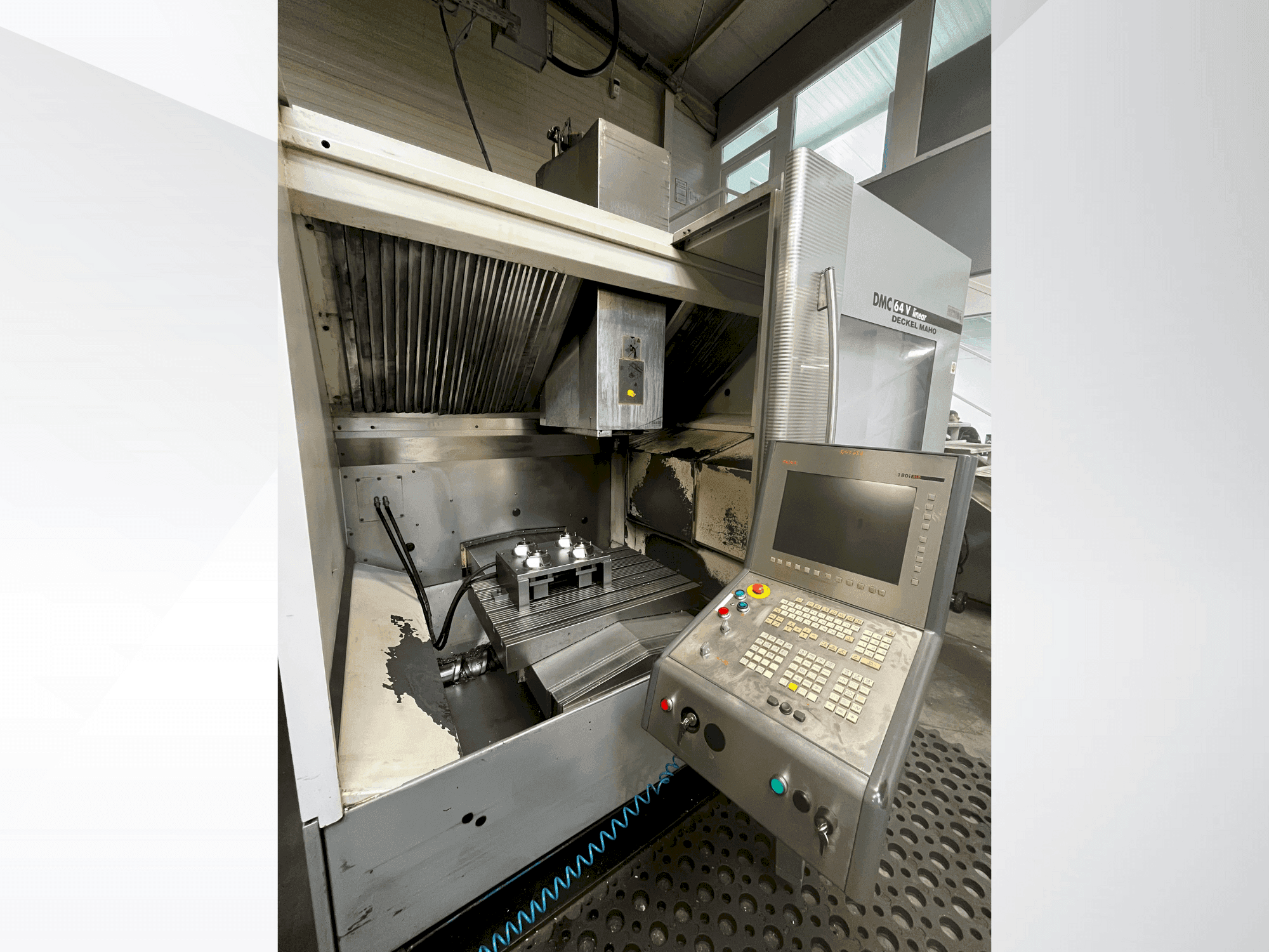 Prikaz  stroja DMG DECKEL MAHO DMC 64V linear  sprijeda