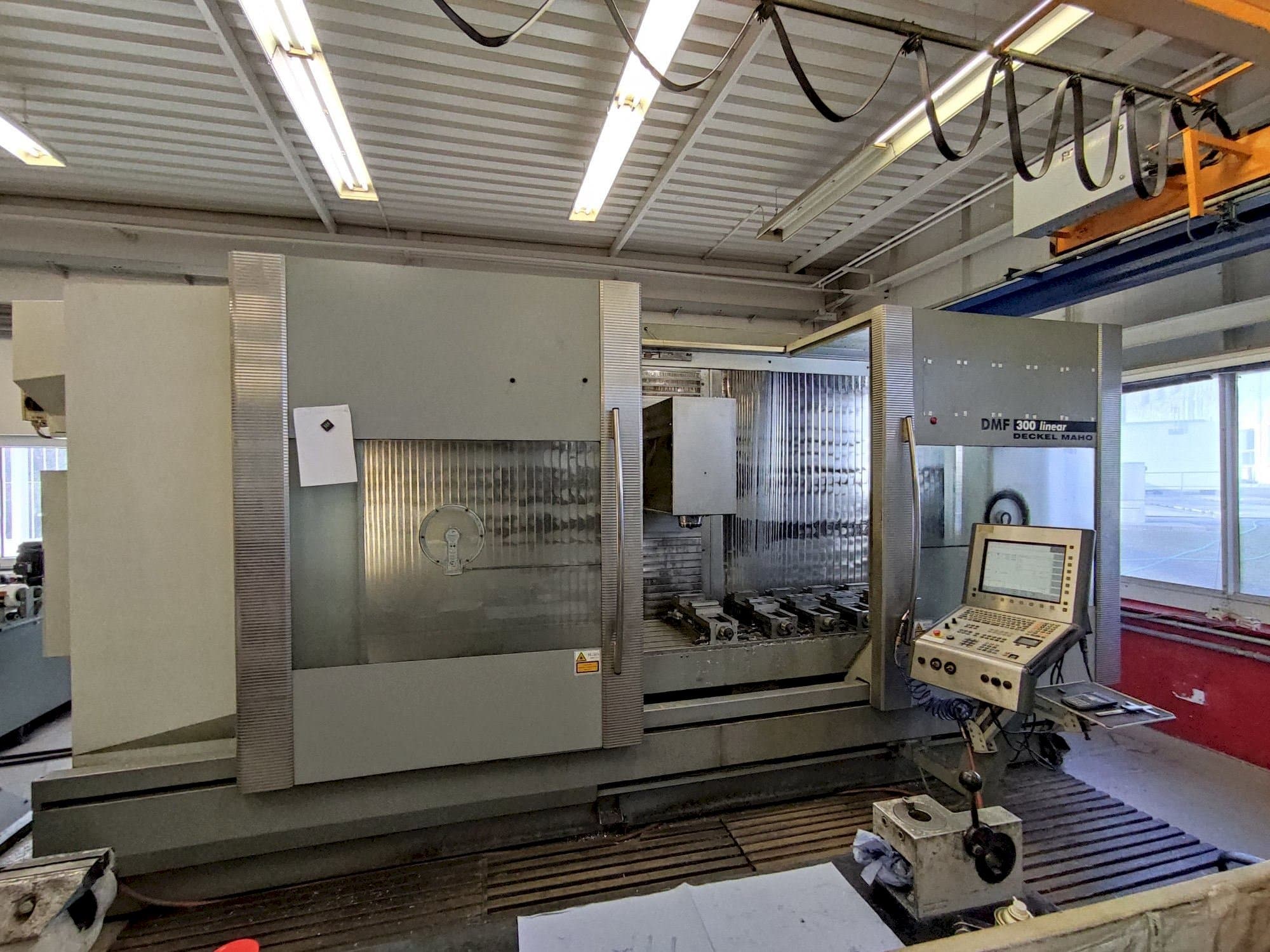 Prikaz  stroja DECKEL MAHO DMF 300 linear  sprijeda