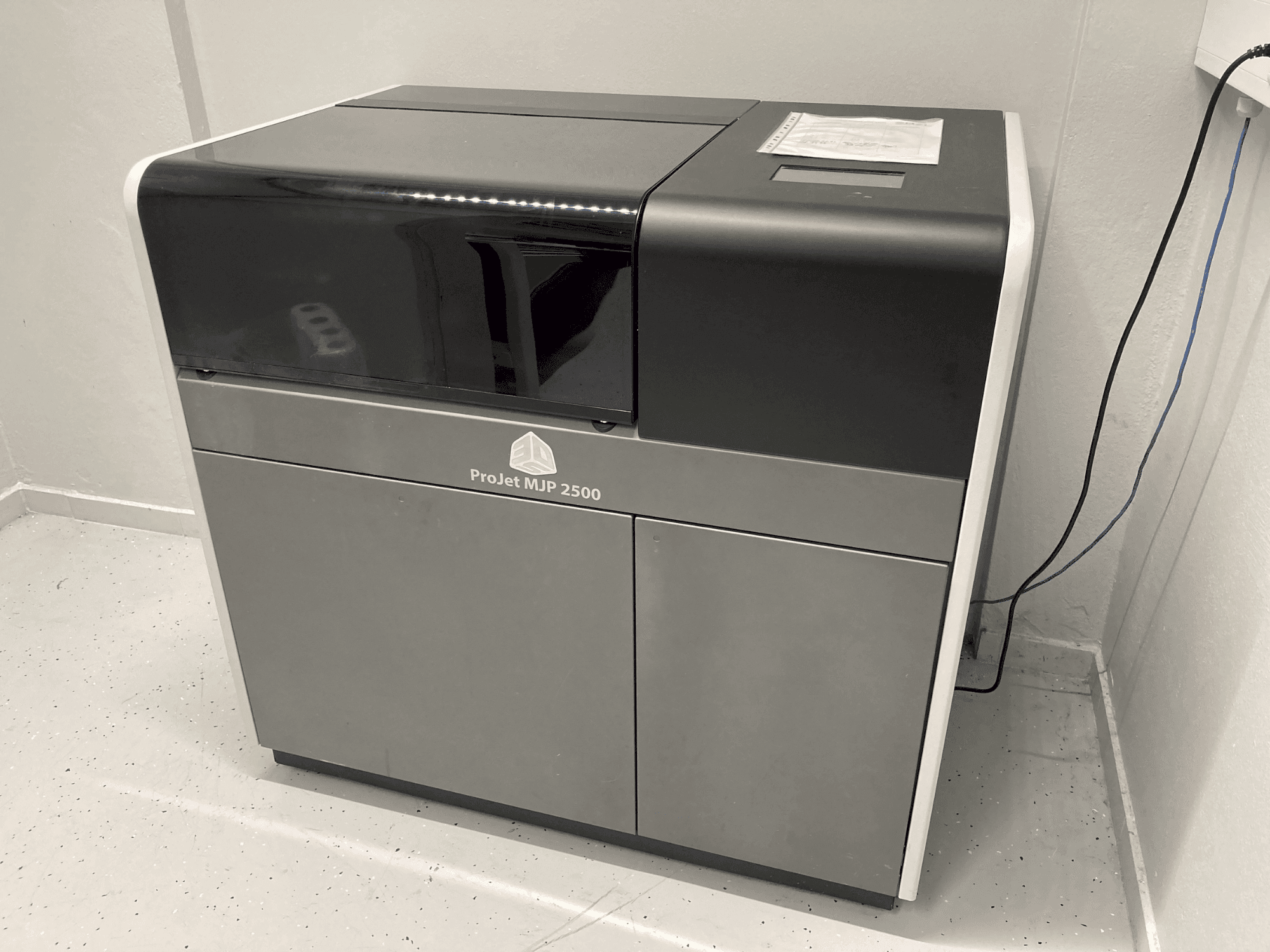Prikaz  stroja 3DSYSTEMS Projet 2500 Plus  sprijeda