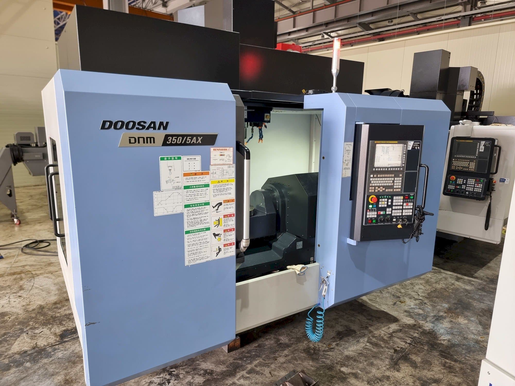 Prikaz  stroja Doosan DNM350/5AX  sprijeda