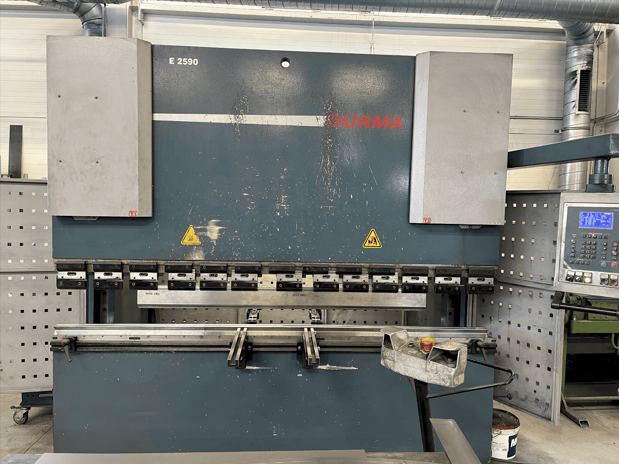 Prikaz  stroja Durma E 2590  sprijeda