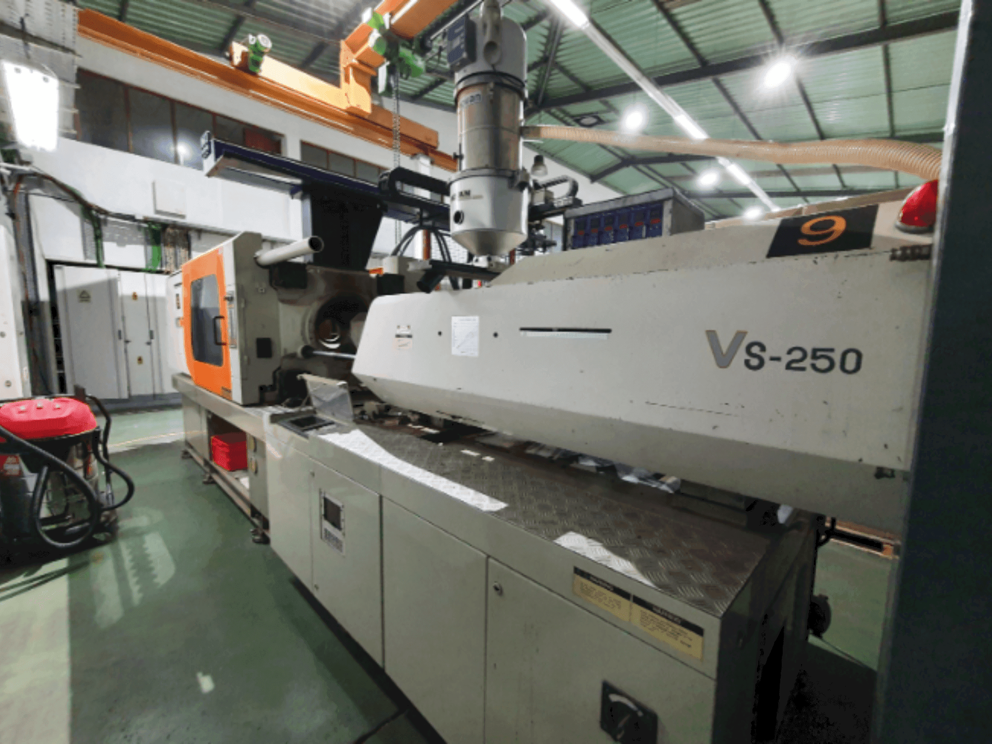 Prikaz  stroja Victor VS-250  sprijeda