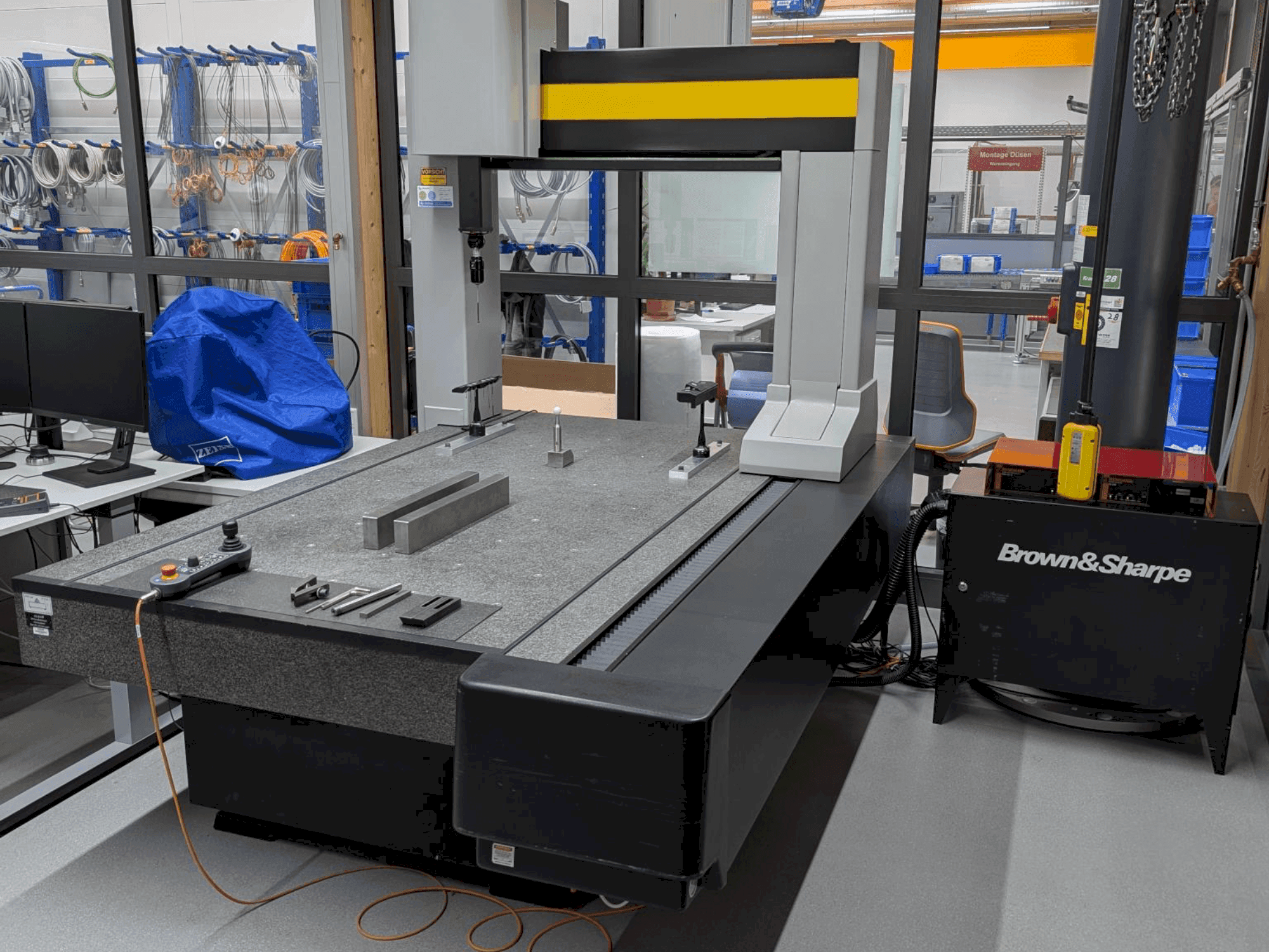 Prikaz  stroja BROWN & SHARPE Chameleon  sprijeda