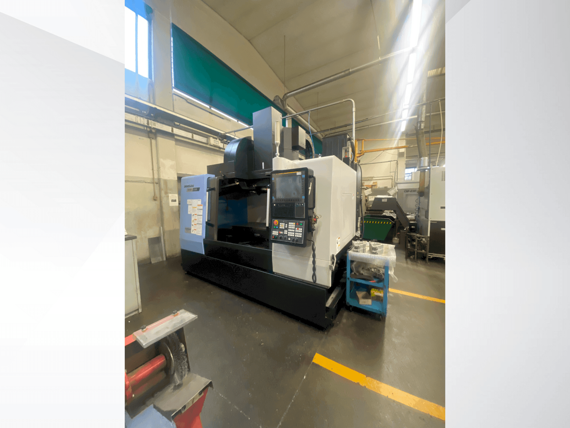 Prikaz  stroja DOOSAN DNM 5700  sprijeda