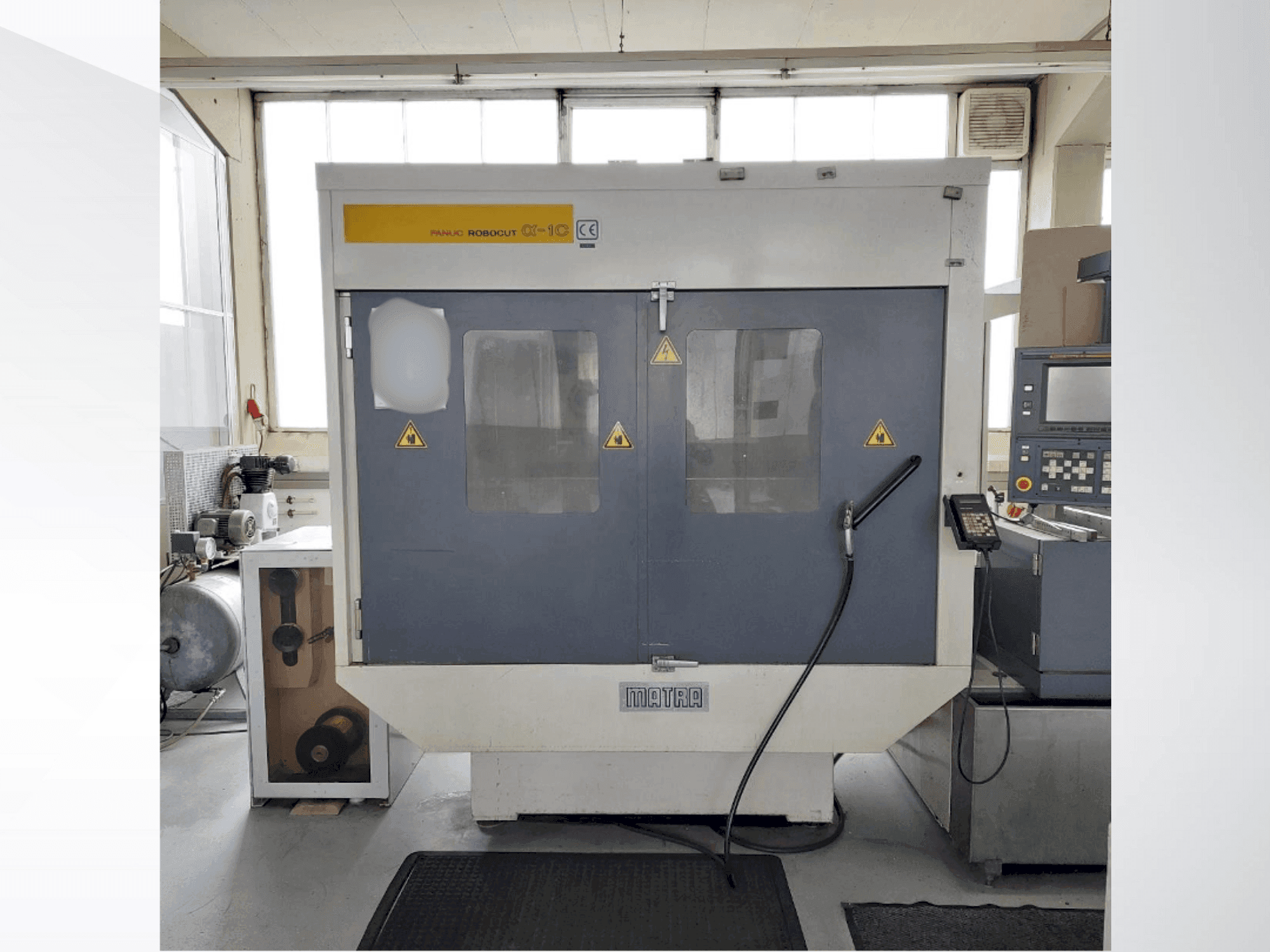 Prikaz  stroja FANUC Robocut Alpha 1C  sprijeda