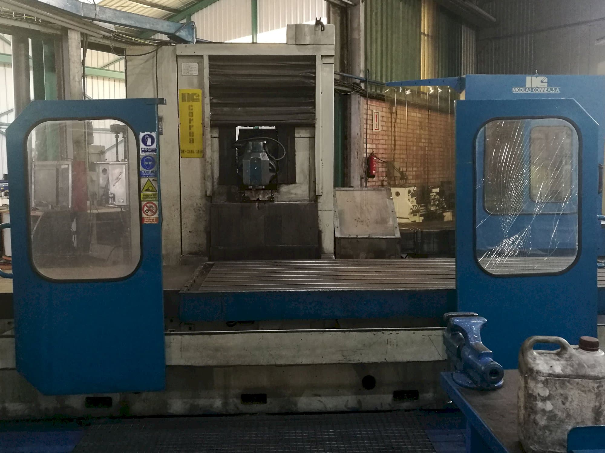 Prikaz  stroja Correa A25-25 sprijeda