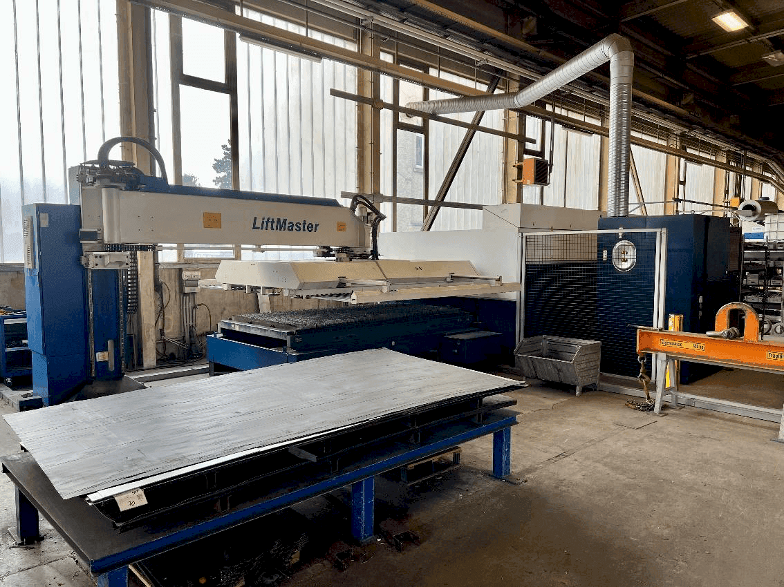 Prikaz  stroja TRUMPF TruLaser 3030 Fiber  sprijeda