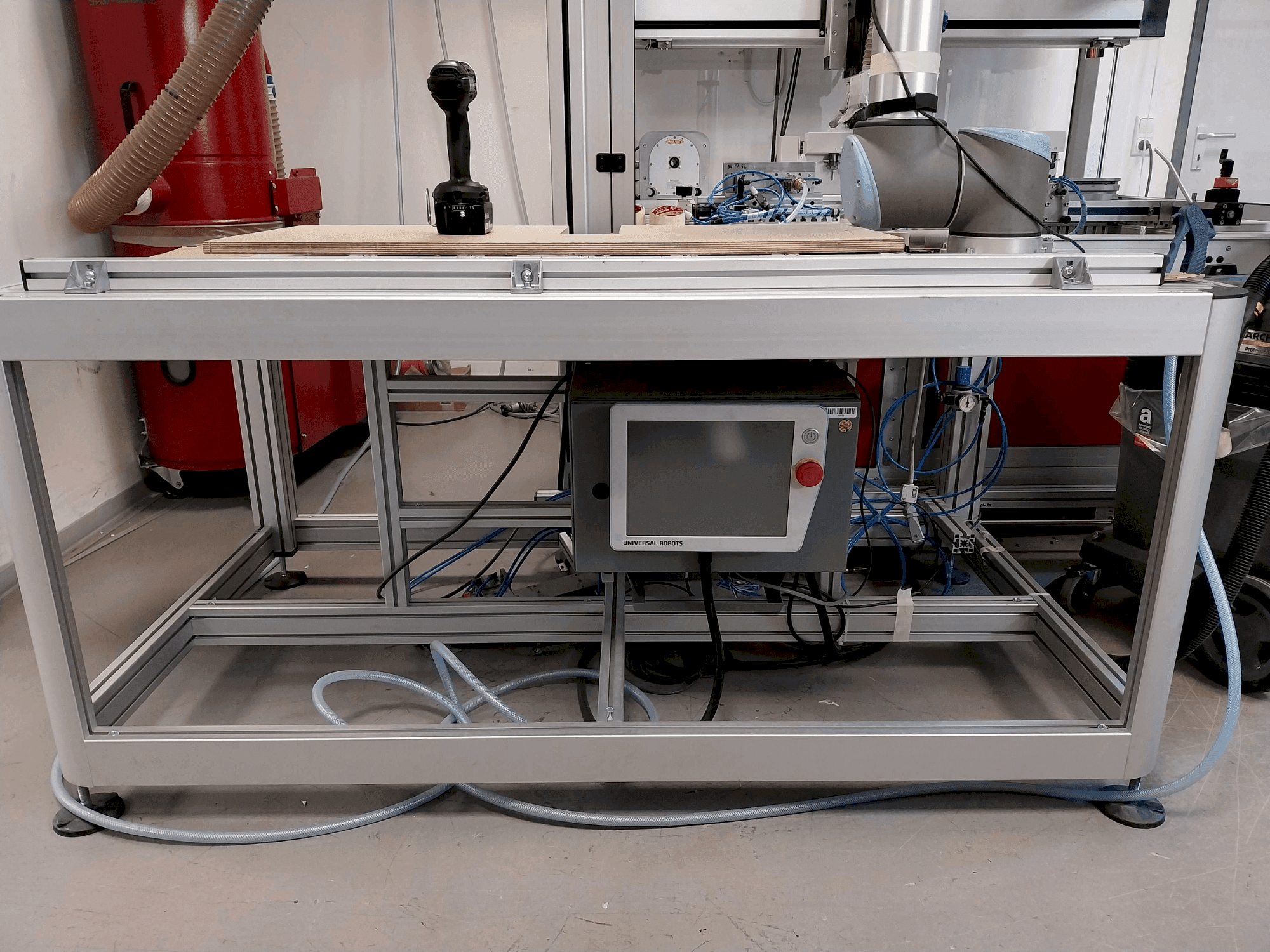 Prikaz  stroja Universal Robots UR10 CB  sprijeda