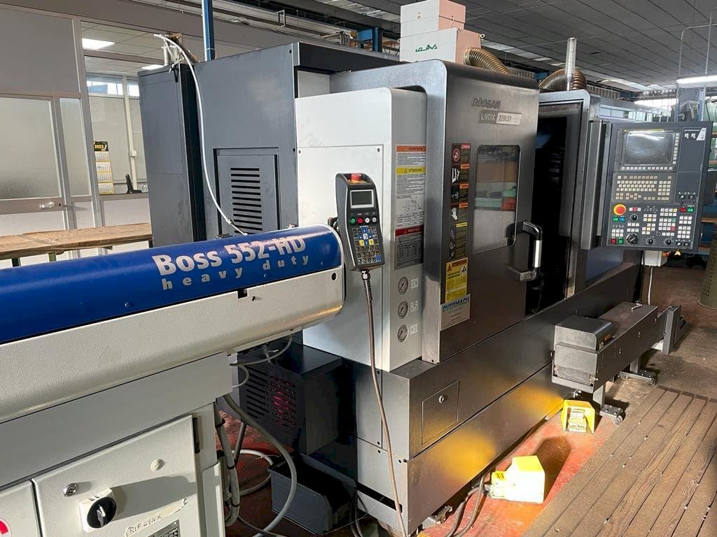 Prikaz  stroja Doosan LYNX 220LSY  sprijeda