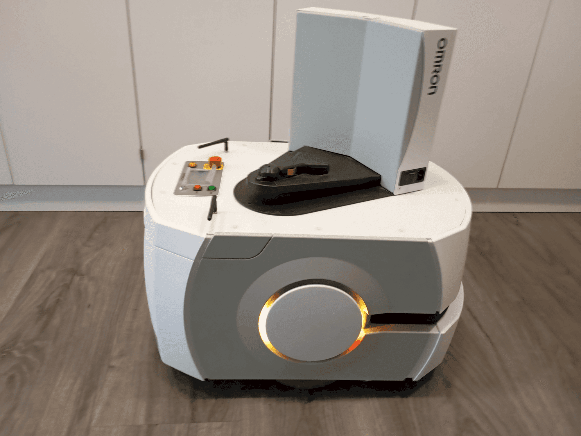 Prikaz  stroja OMRON LD90  sprijeda