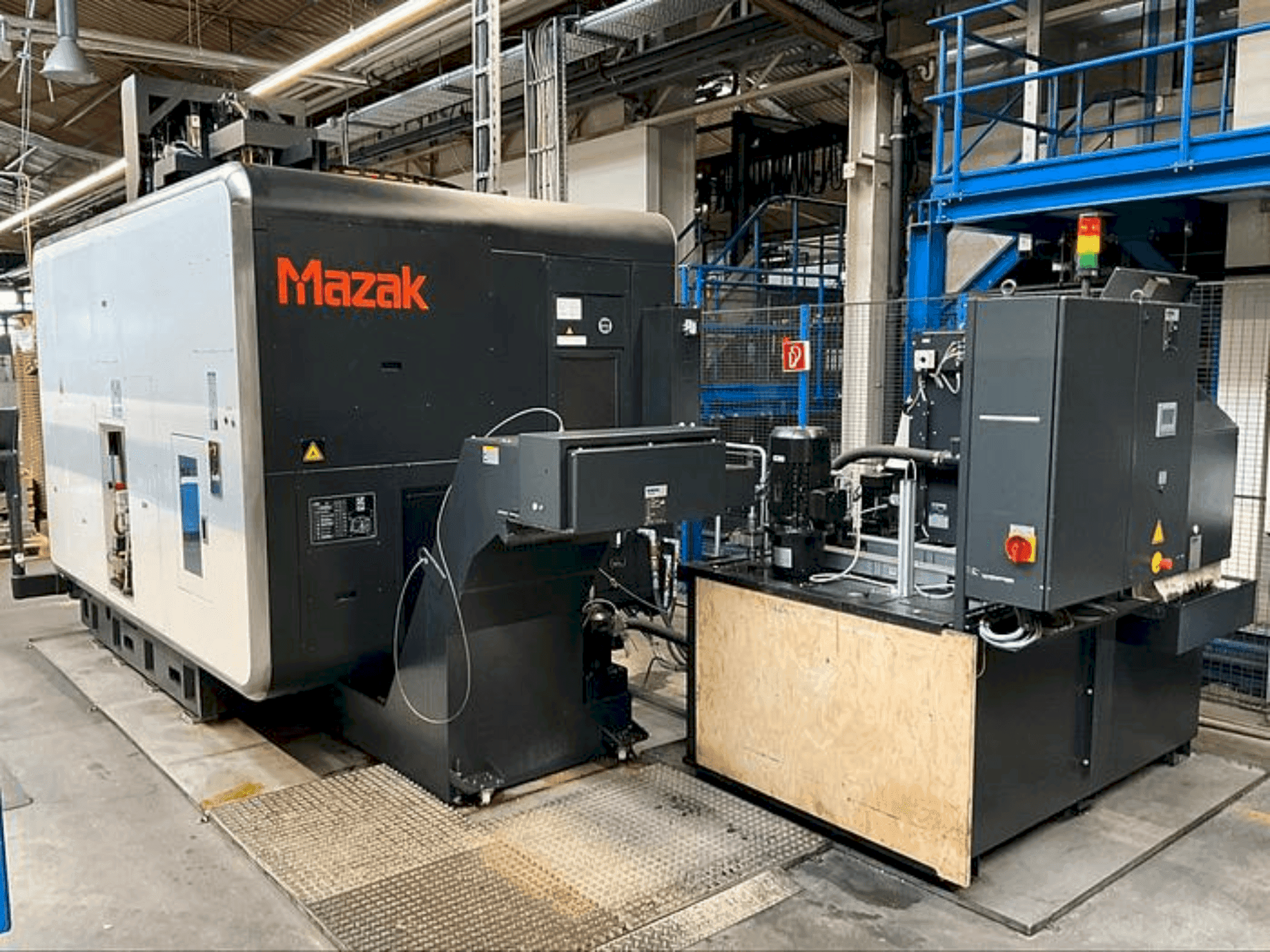 Prikaz  stroja Mazak VARIAXIS i-700  sprijeda