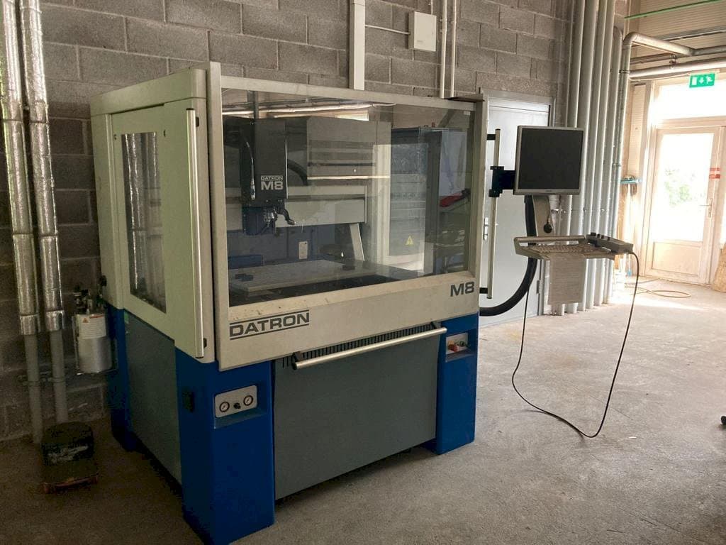 Prikaz  stroja Datron M8A  sprijeda