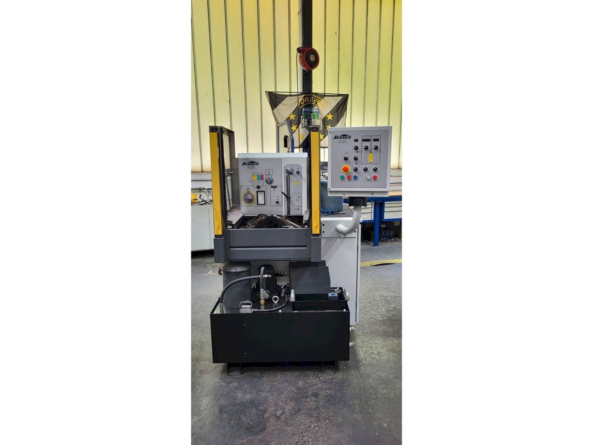 Prikaz  stroja Sunnen ML-2000  sprijeda