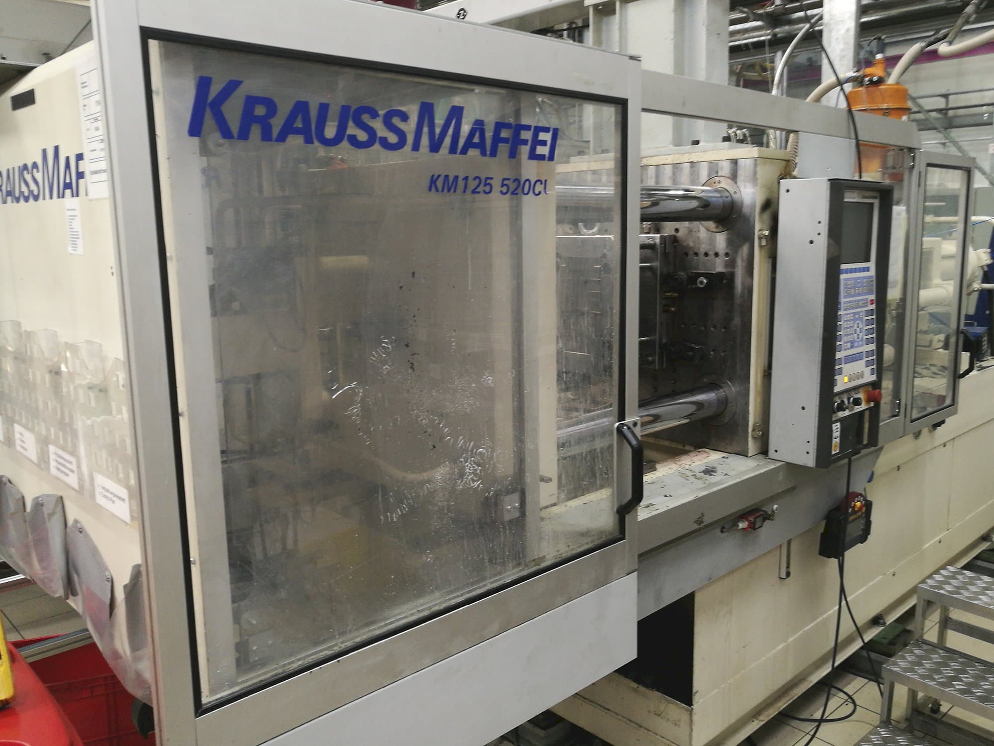 Prikaz  stroja Krauss Maffei KM 125-520 C1 sprijeda
