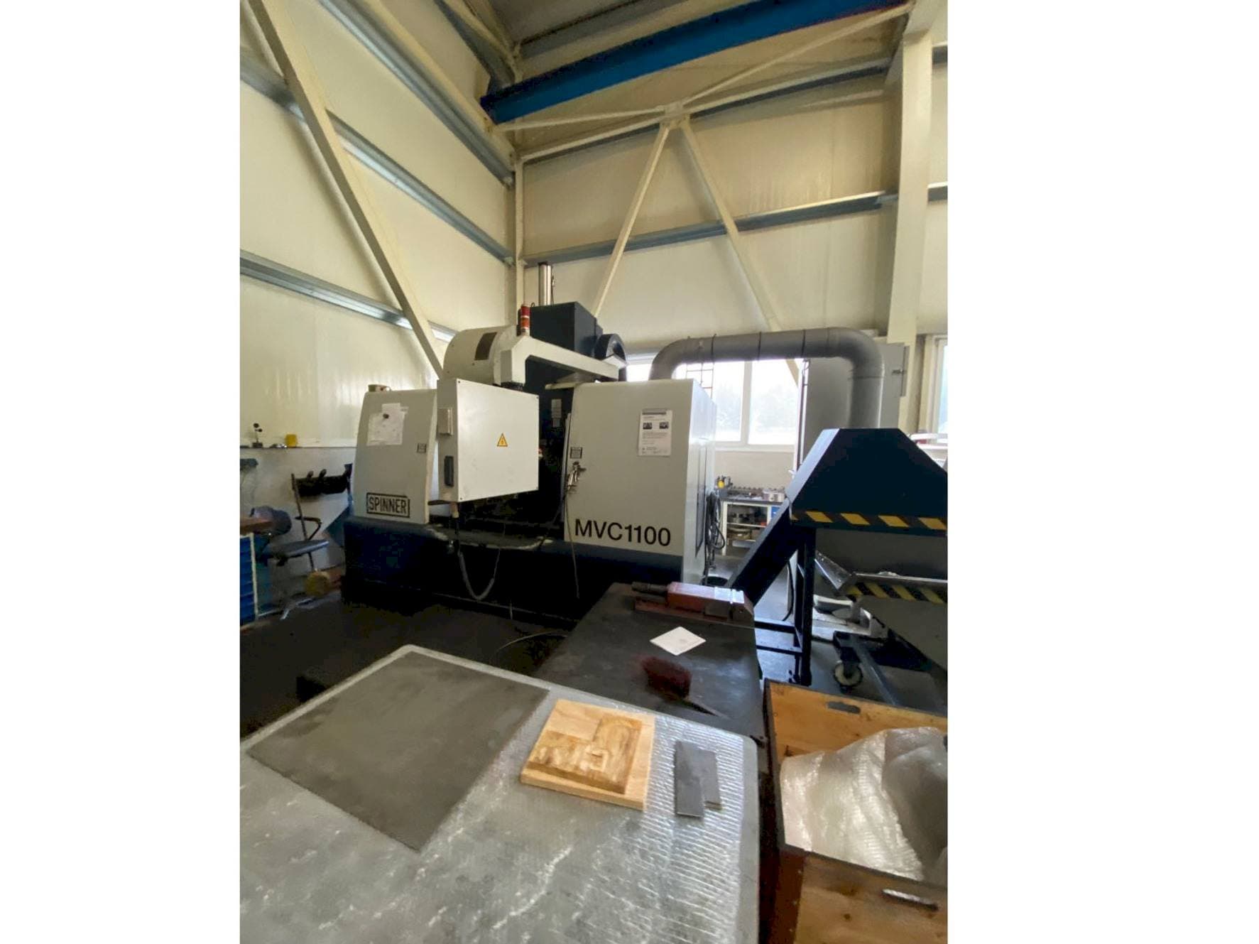 Prikaz  stroja SPINNER MVC 1100 B  sprijeda