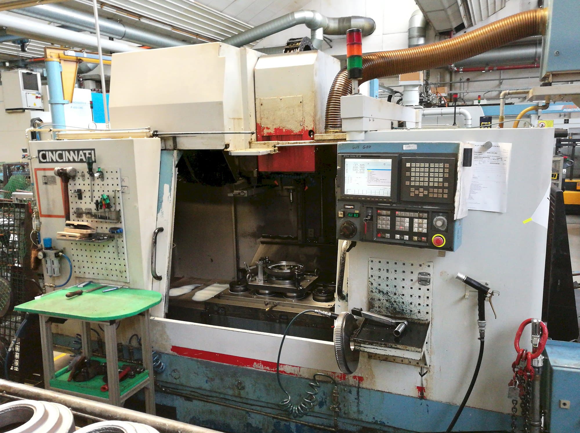 Prikaz  stroja Cincinnati Sabre 1000 sprijeda