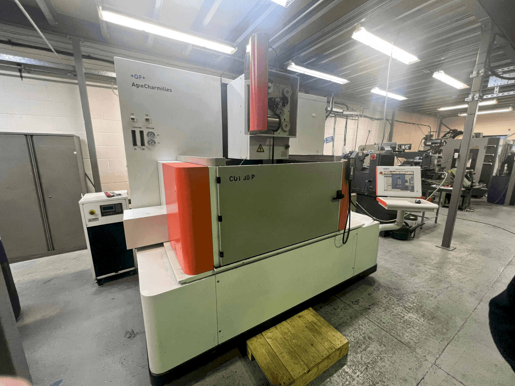 Prikaz  stroja AgieCharmilles CUT 30P  sprijeda