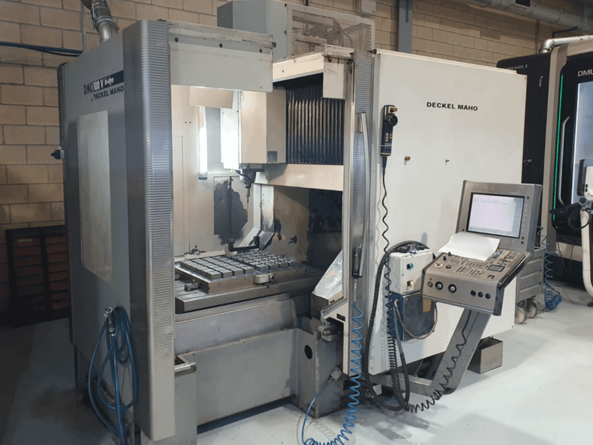 Prikaz  stroja DECKEL MAHO DMC 100V hi-dyn  sprijeda